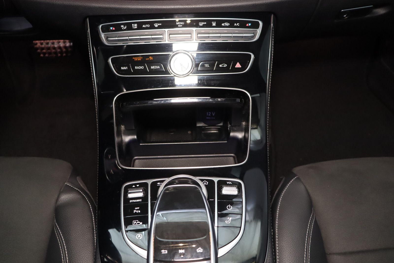 Fahrzeugabbildung Mercedes-Benz E 200 T 4Matic * Schiebedach * Navi * AMG line