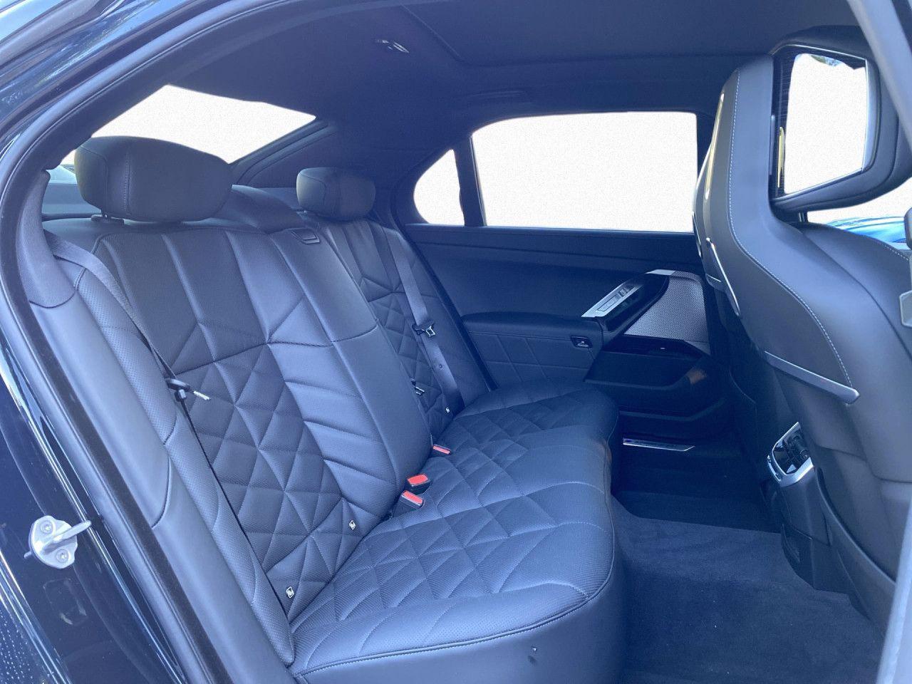 BMW 740d xDr M Sport StHz,AHK,SkyL,B&W,AutoB,Iconic