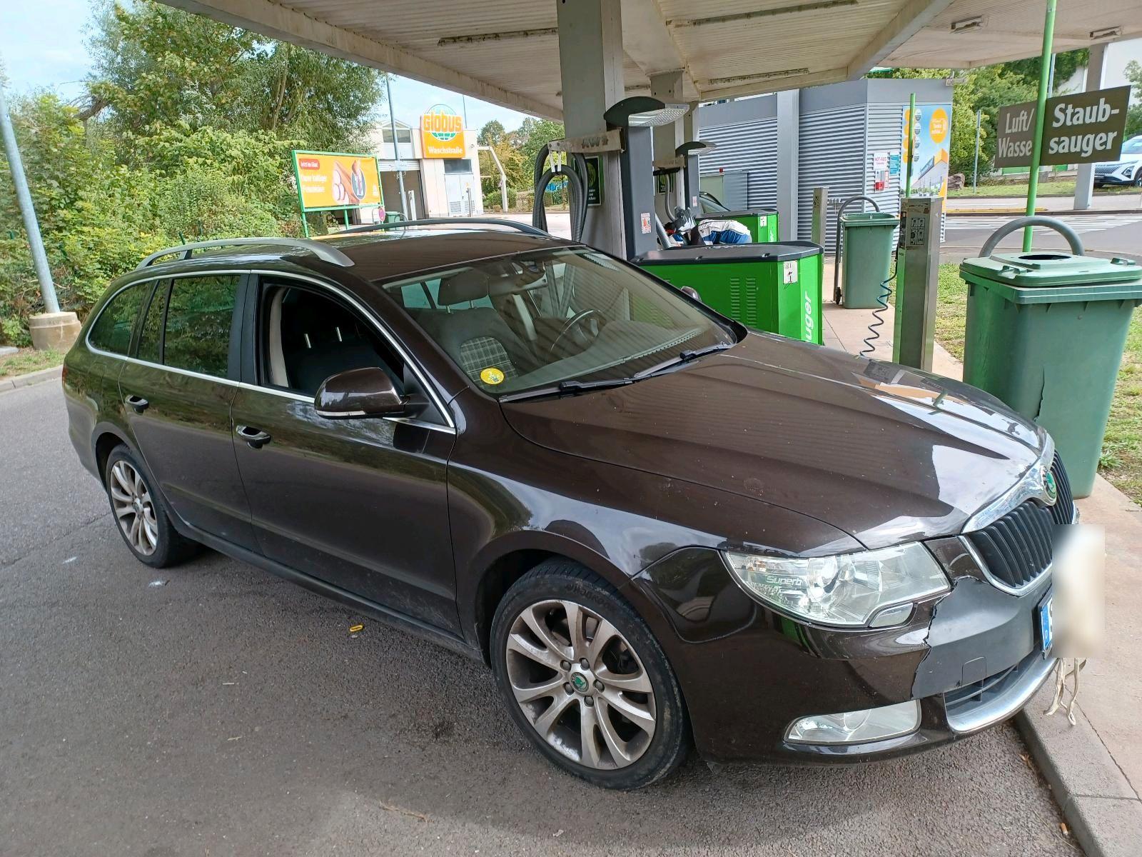 Skoda Superb 2012 — rear view