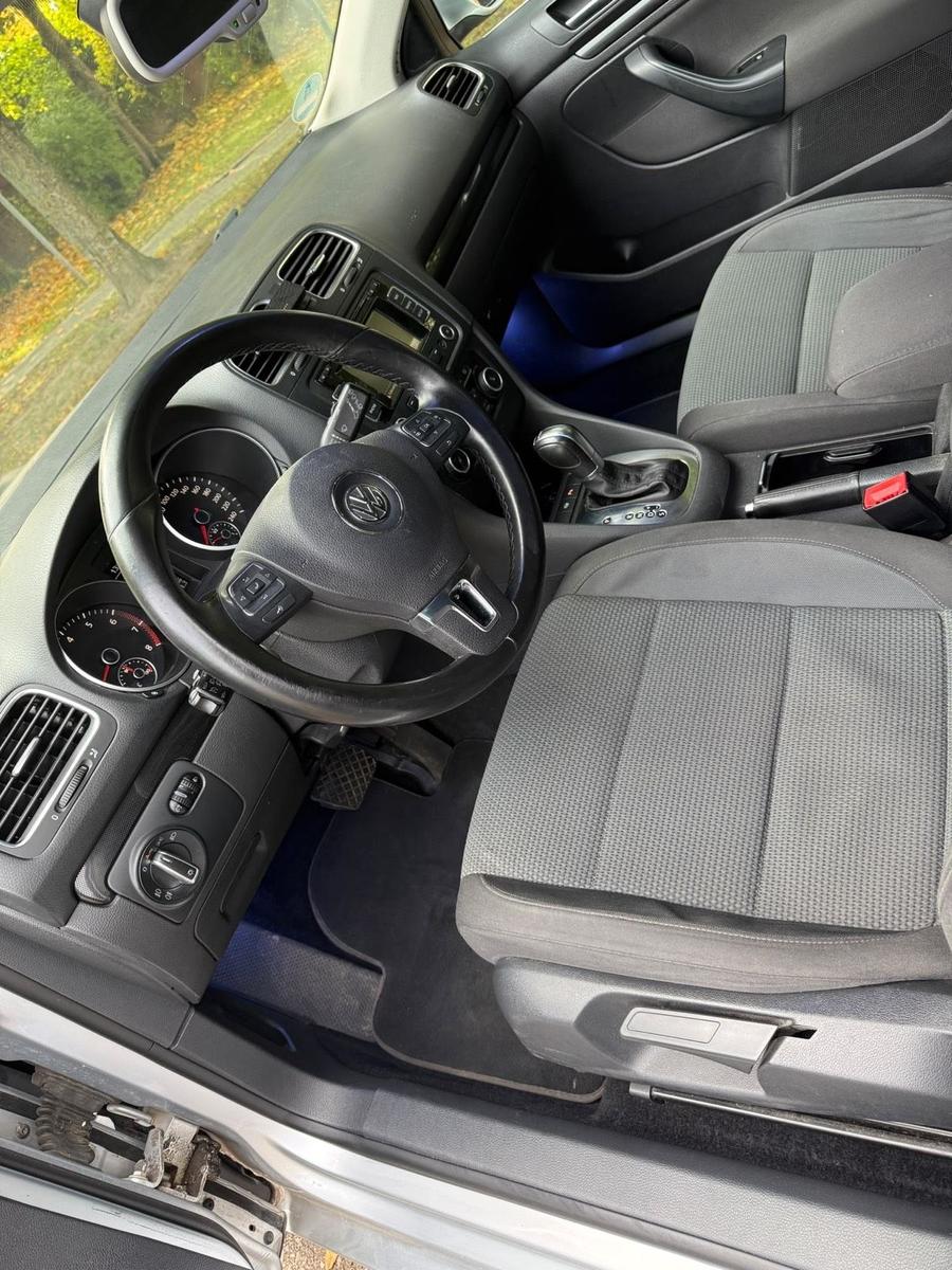 Volkswagen Golf 2011 — салон