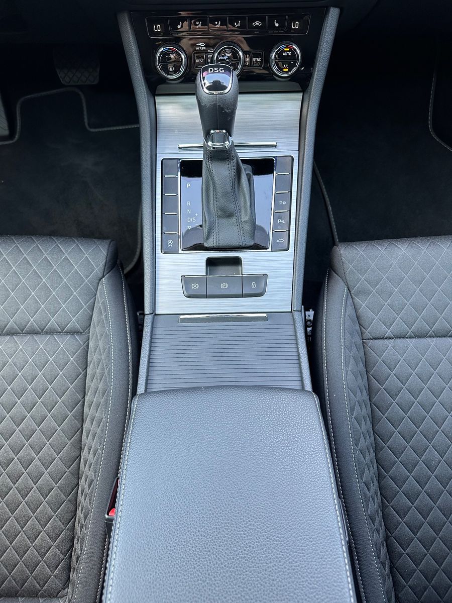Fahrzeugabbildung SKODA Superb Combi Ambition NAV+LED+ACC+PANORAMA+17ZO