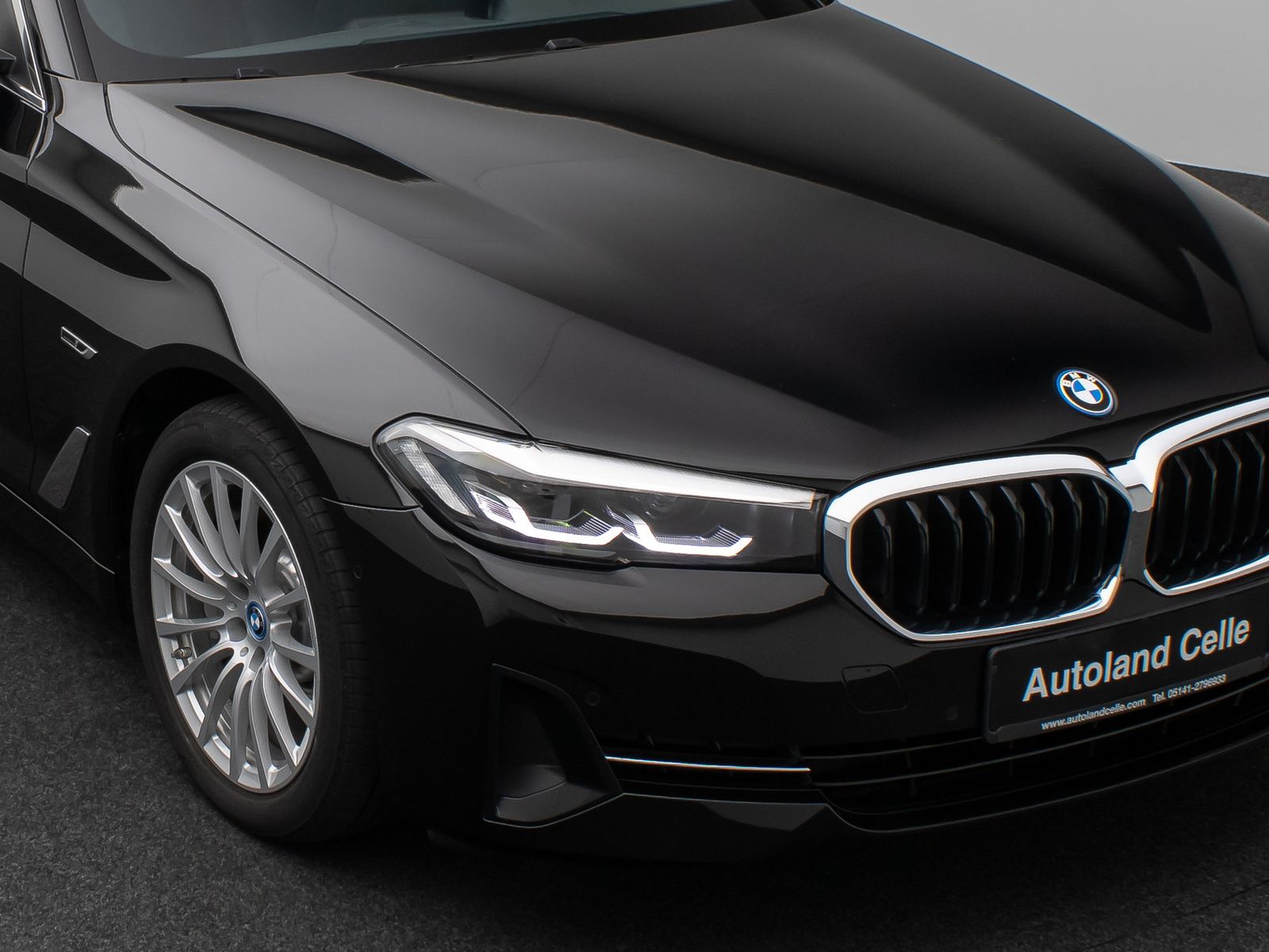 Fahrzeugabbildung BMW 530e Kamera DAB CockPitPro Sitzhzg Alarm LED