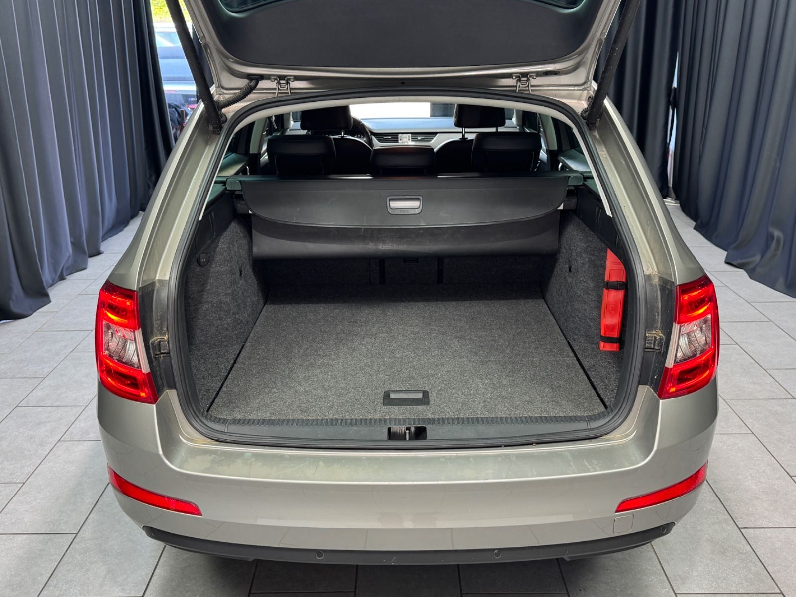 Fahrzeugabbildung SKODA Octavia Combi Elegance 4x4|NAVI|XENON|AHK|