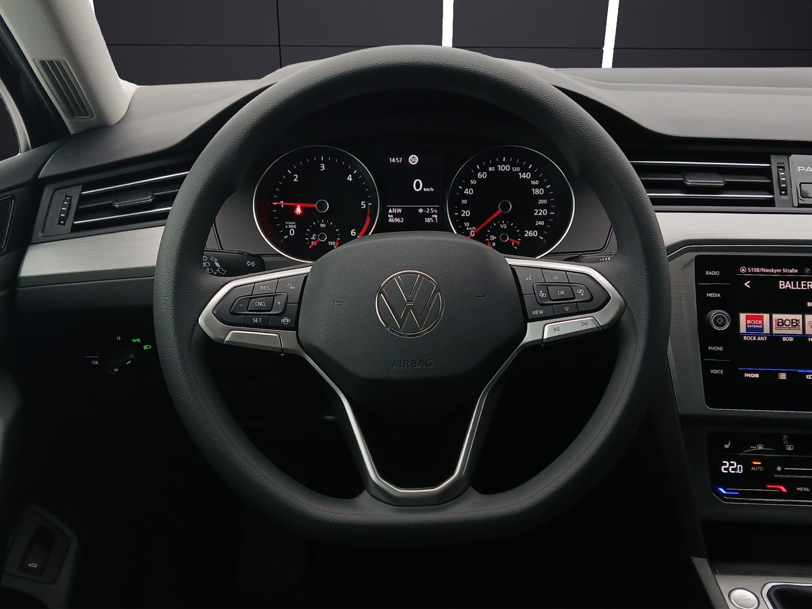 Fahrzeugabbildung Volkswagen Passat Variant TDI Conceptline LED Navi AHK SHZ