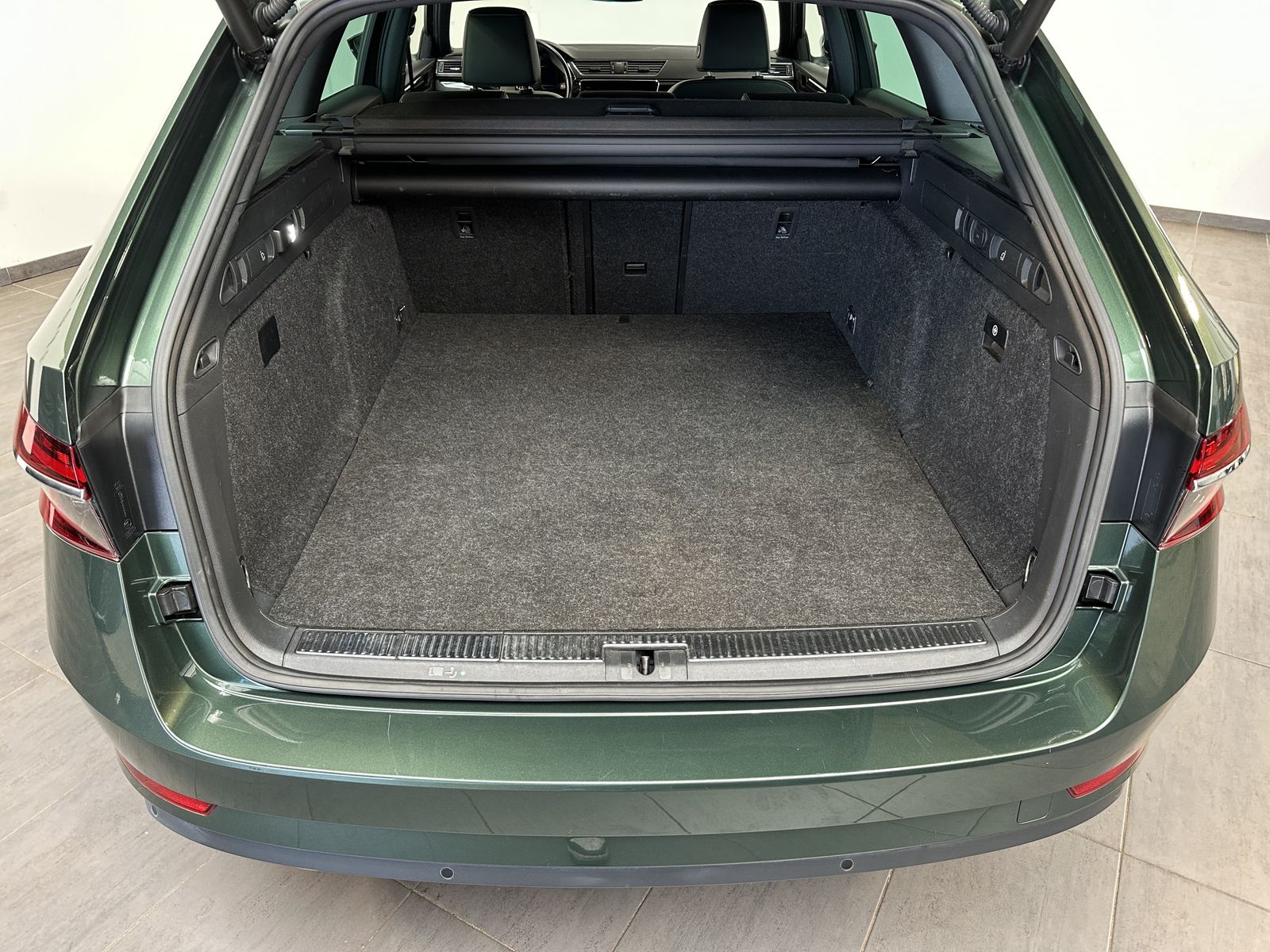Fahrzeugabbildung SKODA Superb 1.4 TSI iV DSG L&K NAV+LED+AHK+ACC+KAMERA