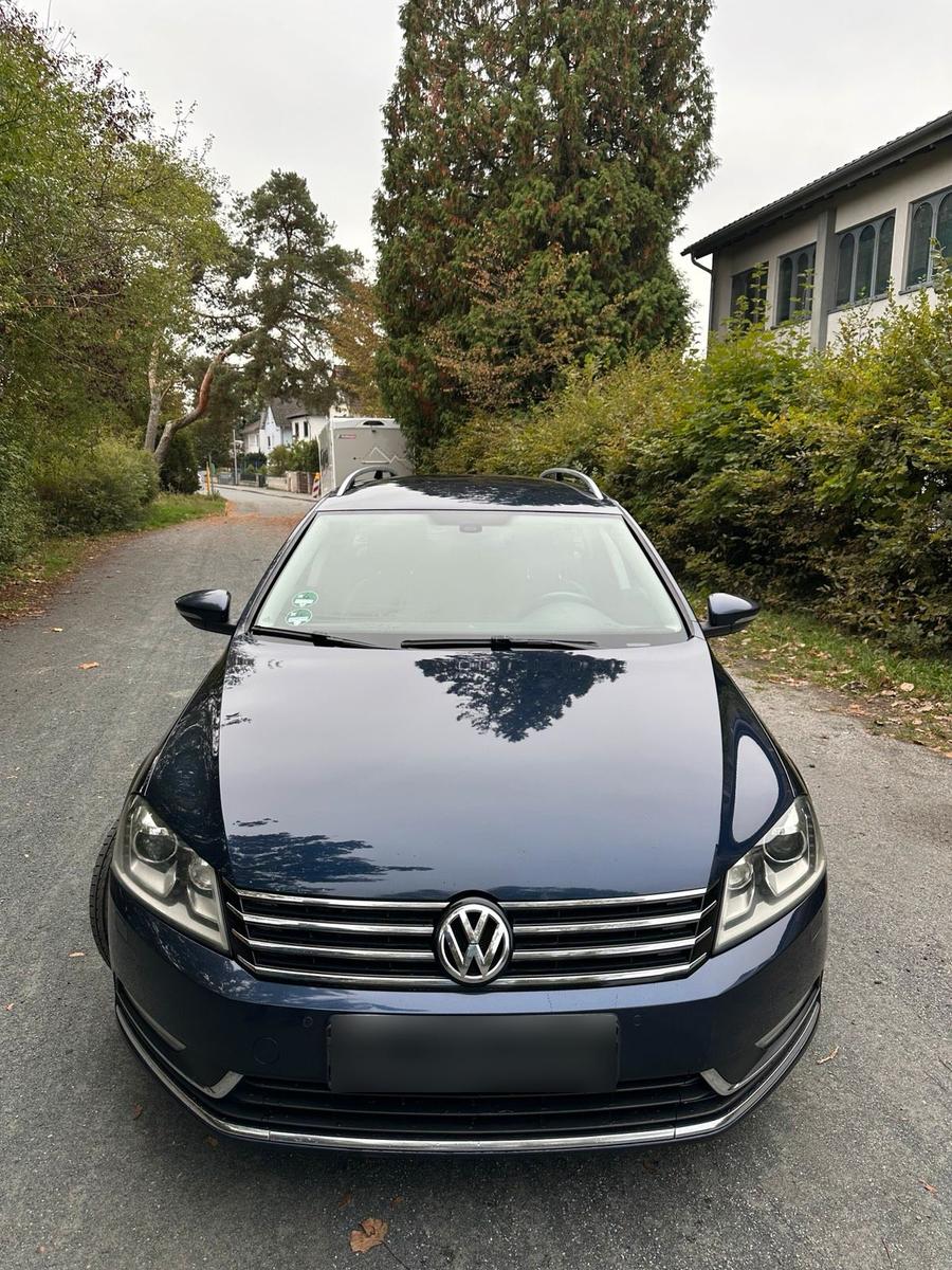 Volkswagen Passat 2011 — салон