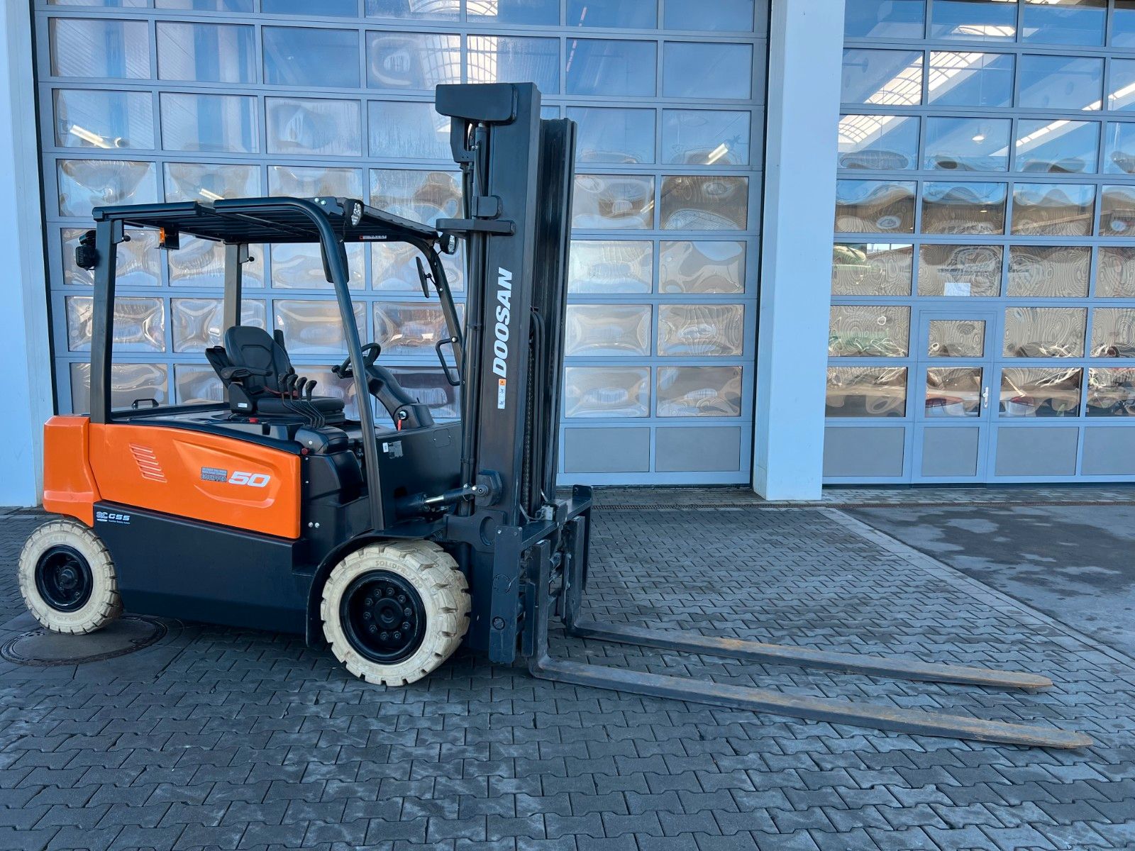 Fahrzeugabbildung Doosan B50XC-7 / nur 230h! / SS / Zinkenverstellung