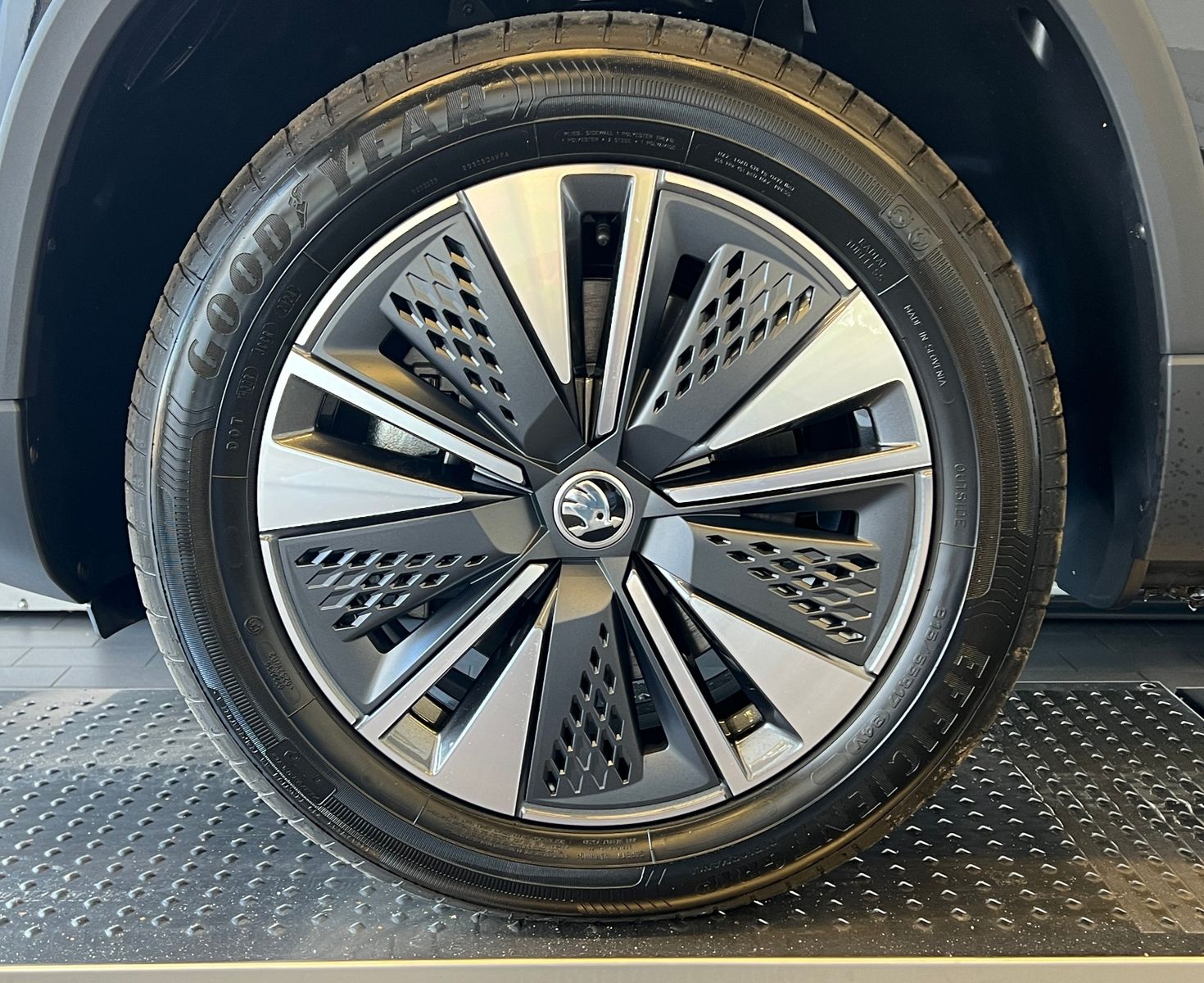 Fahrzeugabbildung SKODA Karoq DRIVE 1.5 TSI DSG *AHK, ACC, LED, Virtual