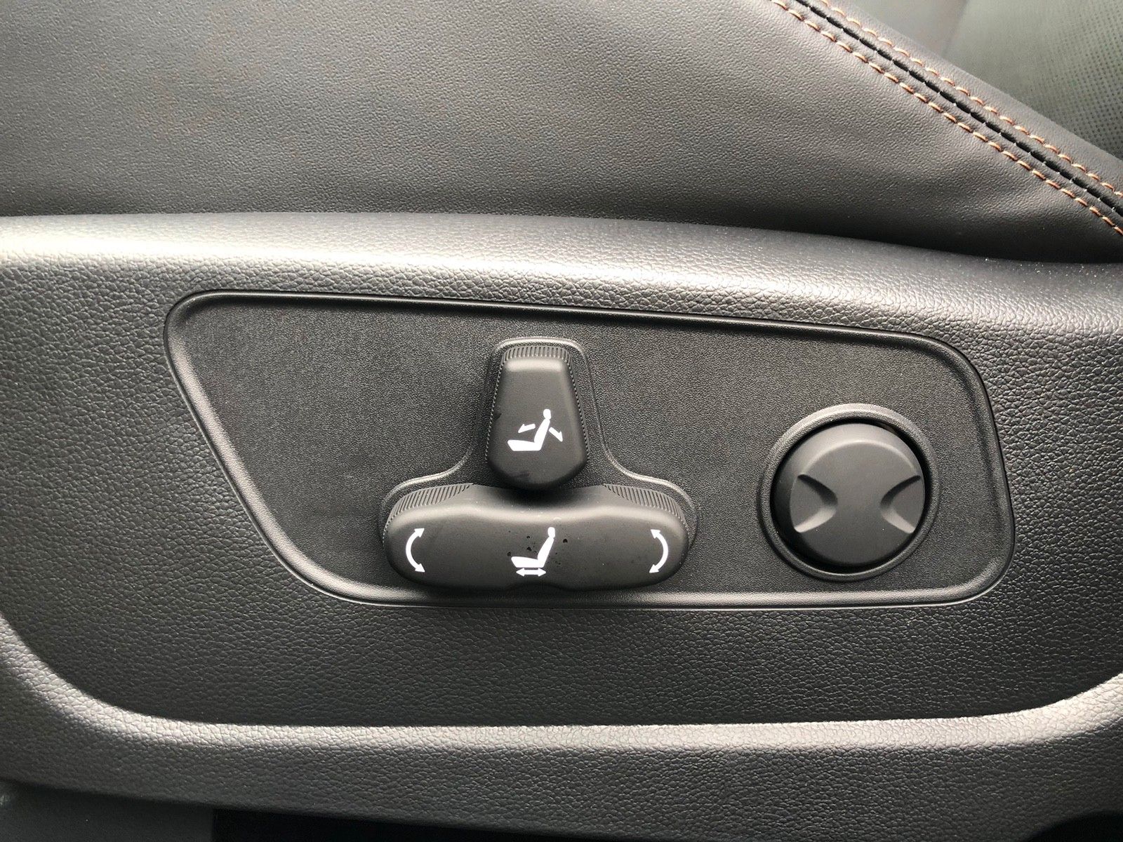 Fahrzeugabbildung Ssangyong Torres EVX PLATINUM WÄRMEPUMPE+NAVI+