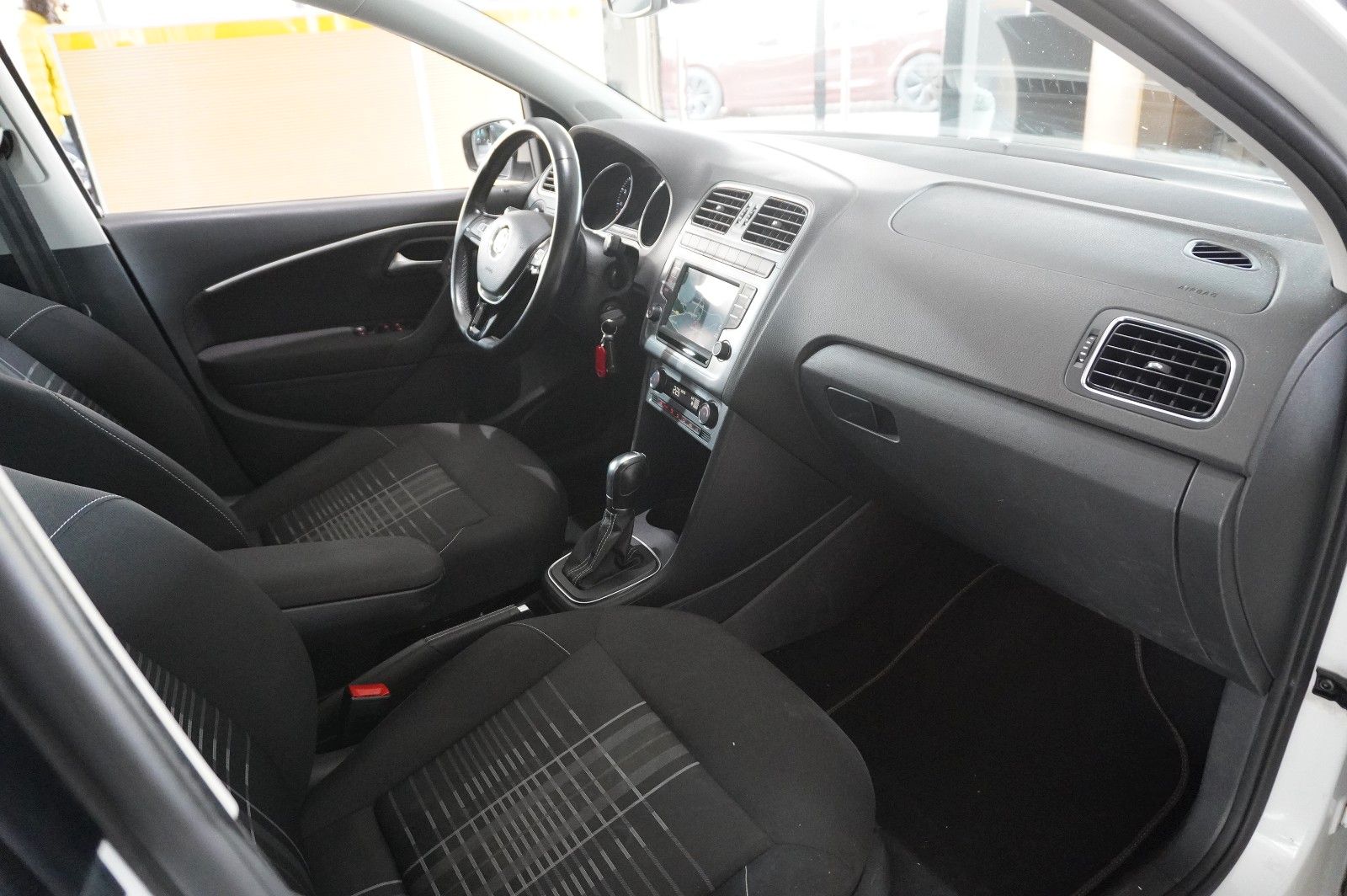 Fahrzeugabbildung Volkswagen Polo V 1.2 TSI LOUNGE DSG NAVI/KLIMA/PDC/TEMP.