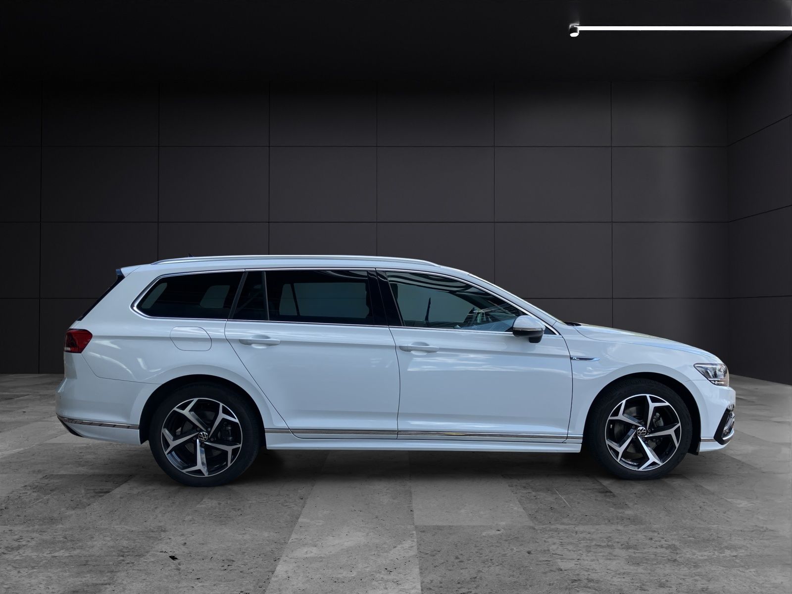 Fahrzeugabbildung Volkswagen Passat Variant R-Line TSI DSG LED ACC NAVI RFK S