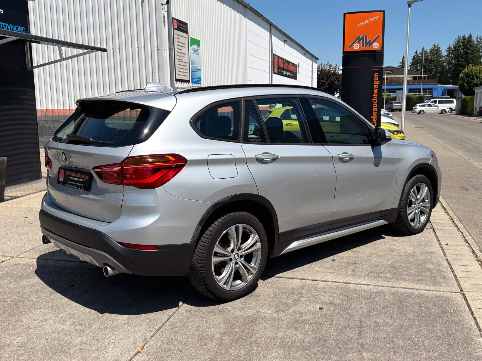 Fahrzeugabbildung BMW X1 xDrive 20i Sport-Line Temp. HUD PANO KAM PDC