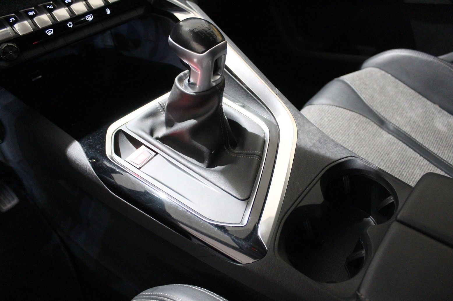 Fahrzeugabbildung Peugeot 5008 Allure 1.2T NAVI/PDC/T-LEDER/TEMPOMAT