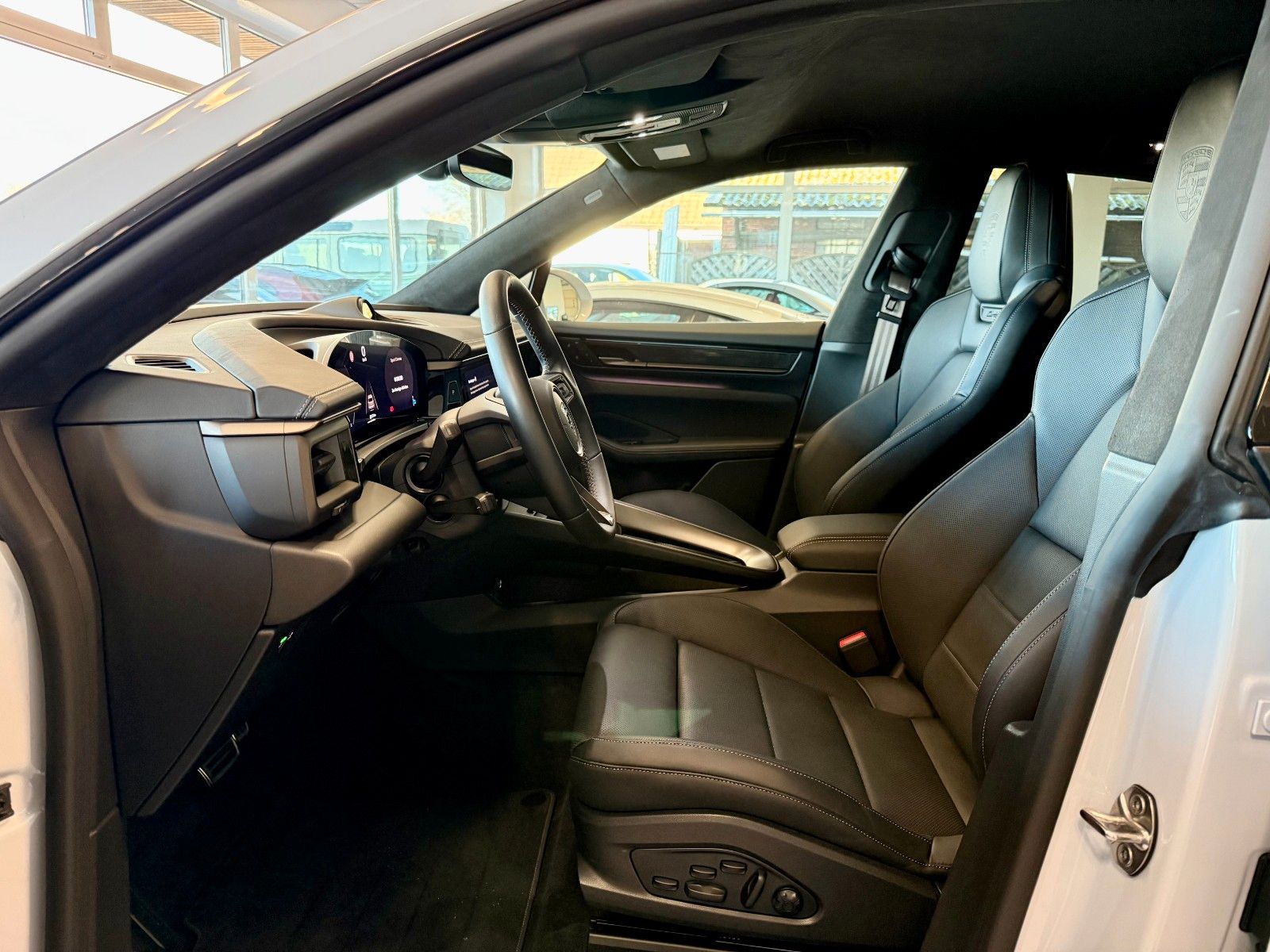 Fahrzeugabbildung Porsche Macan Turbo InnoDrive/OffroadDesign/SCP/Keyless