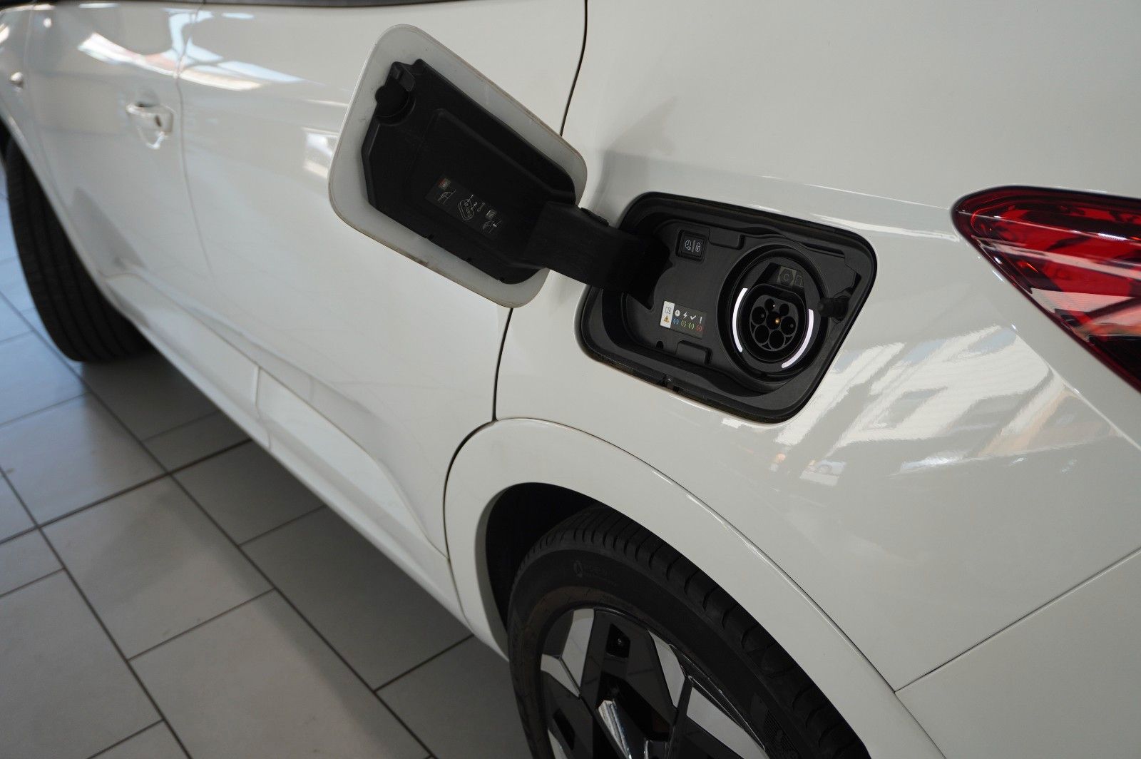 Fahrzeugabbildung Opel Grandland (X) 1.6T GSe HYBRID 4X4 NAVI/LED/SPORT