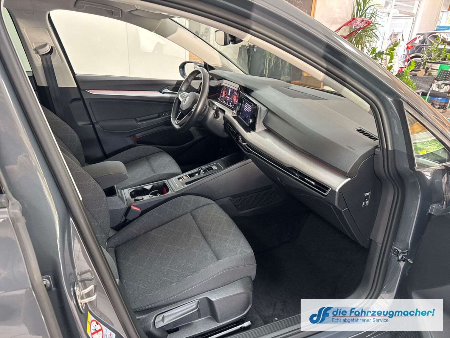 Fahrzeugabbildung Volkswagen Golf VIII Variant Life 2.0 TDI EU6d AHK-klappbar
