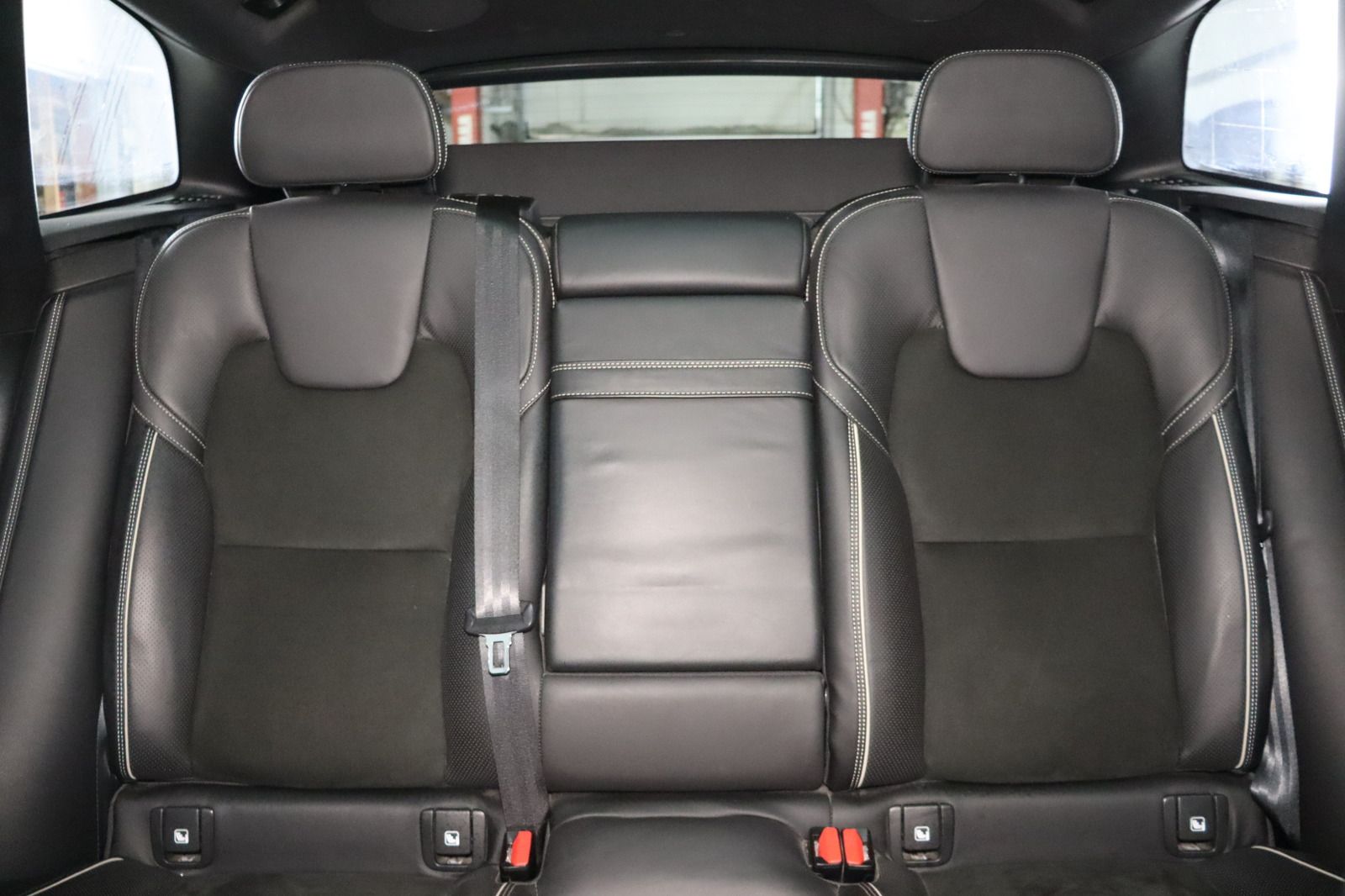 Fahrzeugabbildung Volvo XC60 D4 AWD R - Design aus 1. Hand