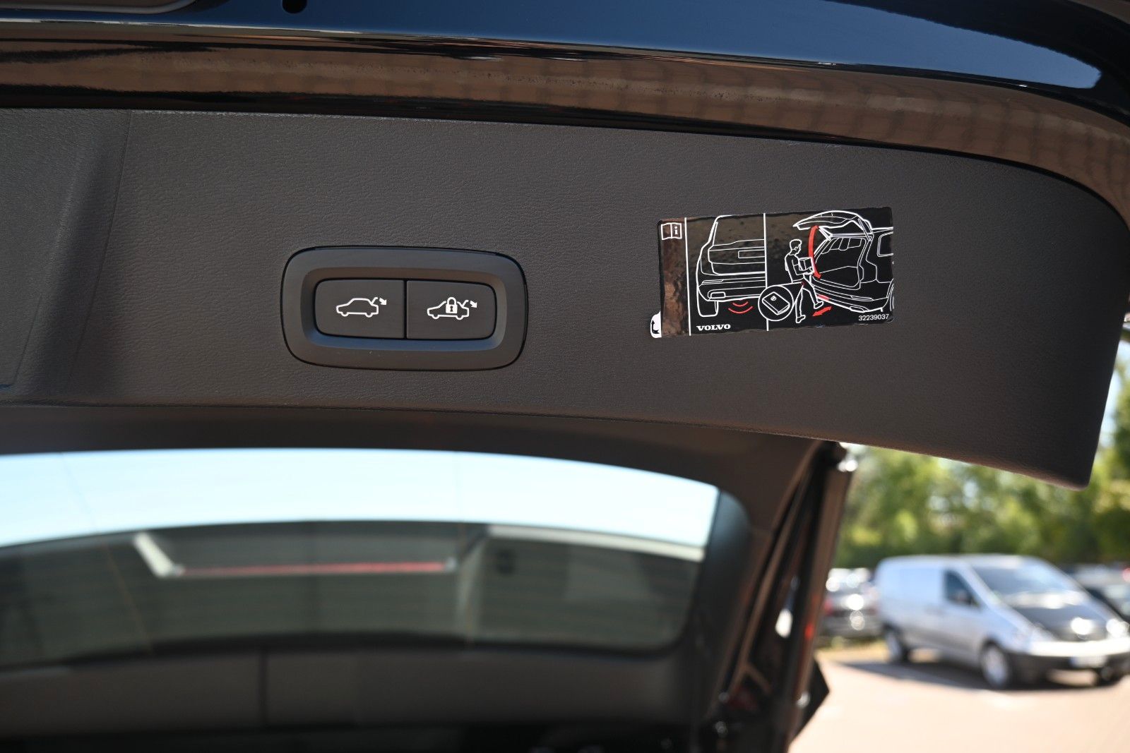 Fahrzeugabbildung Volvo XC40 BEV AWD R Design*H&K*FSHZG*RFK*420 KM RW*
