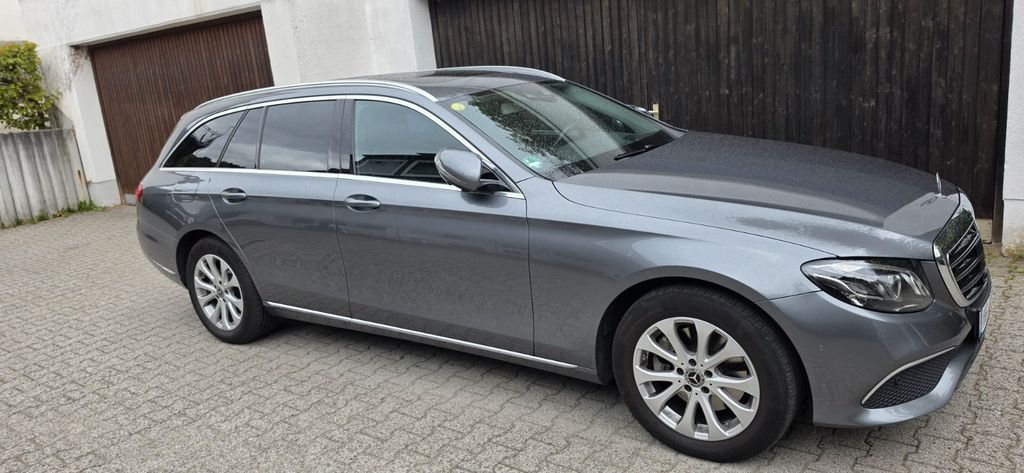 Image of Mercedes-Benz E 220