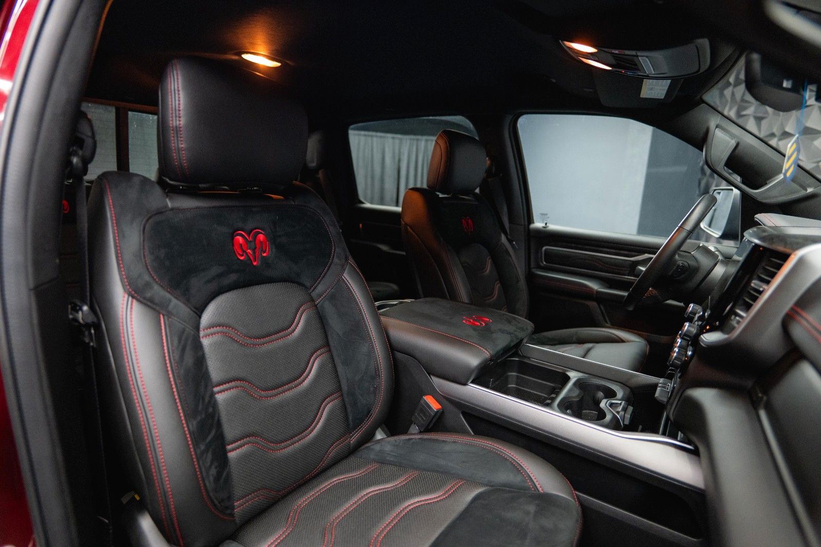 Fahrzeugabbildung Dodge RAM 5.7 V8 HEMI 4x4 OFFROAD NIGHT-Edition LED