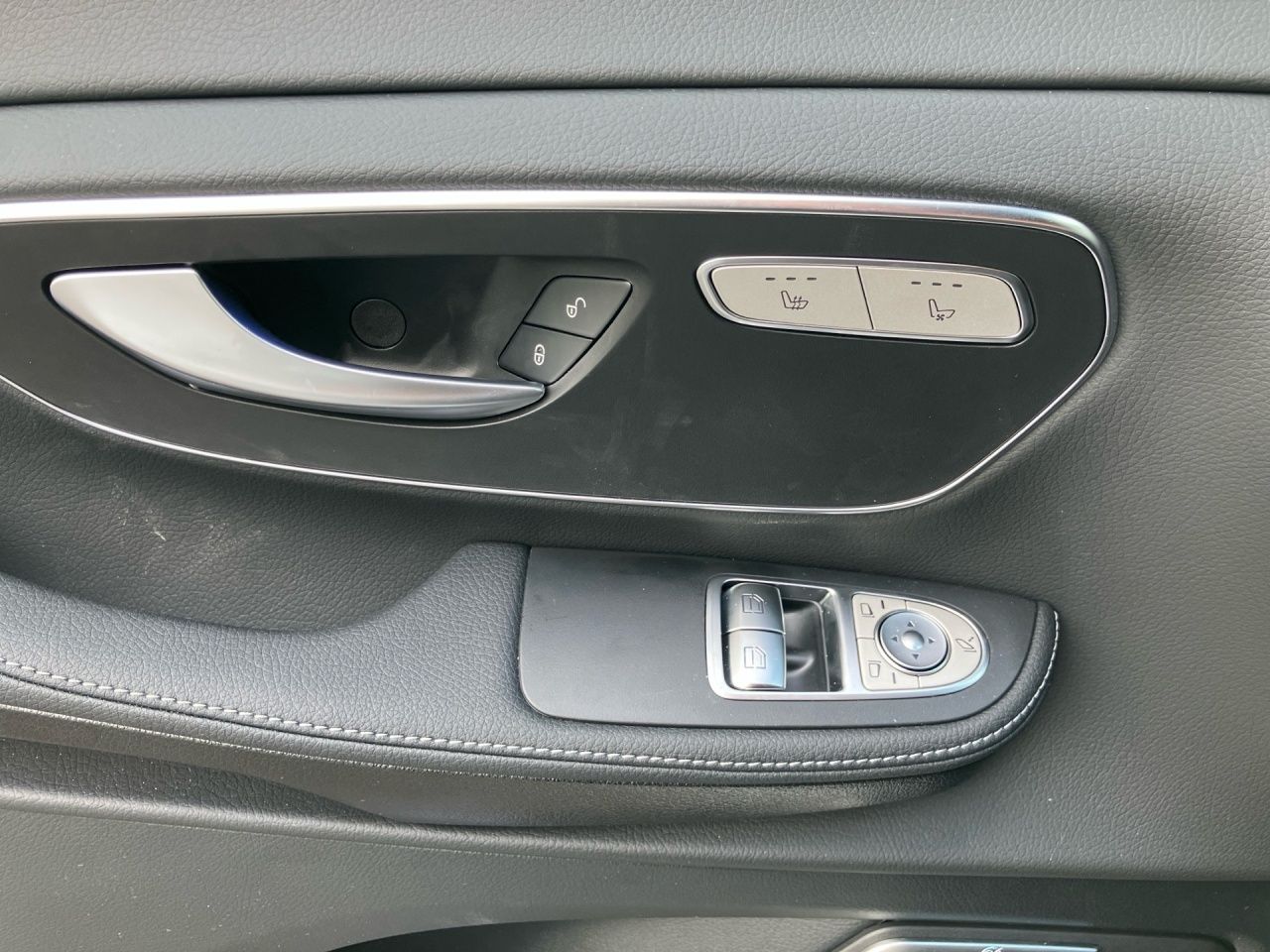 Fahrzeugabbildung Mercedes-Benz V 300 d AVG/L 4x4 360 ACC AHK AUT Bel.Sitz LED