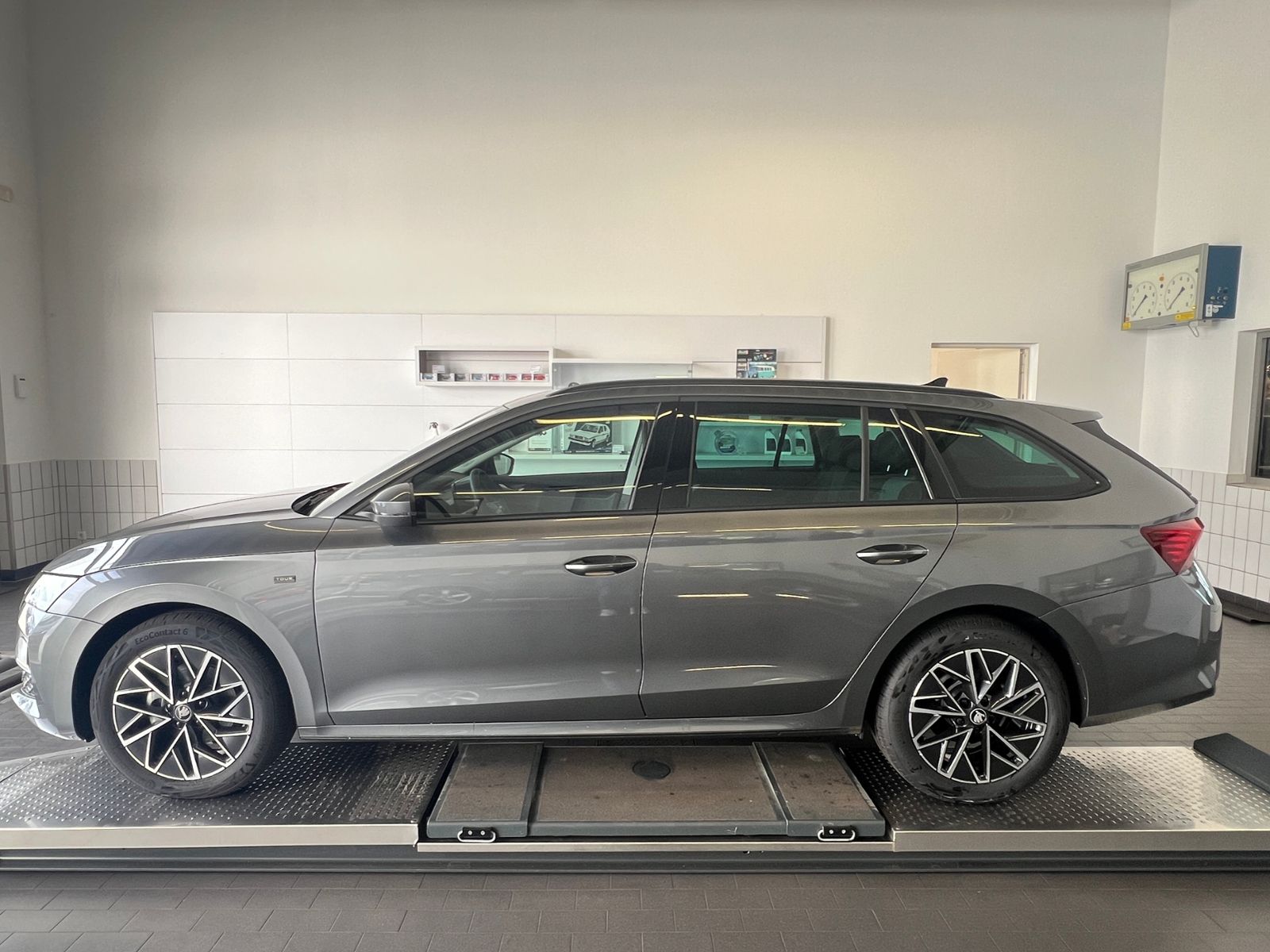 Fahrzeugabbildung SKODA Octavia Combi Tour 2.0 TDI DSG *AHK, LED, ACC, K