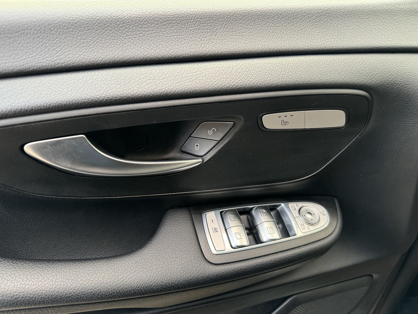 Fahrzeugabbildung Mercedes-Benz V 220 d EDITION/LED/Navi/DAB/Cam/Spur/Side/AHK/