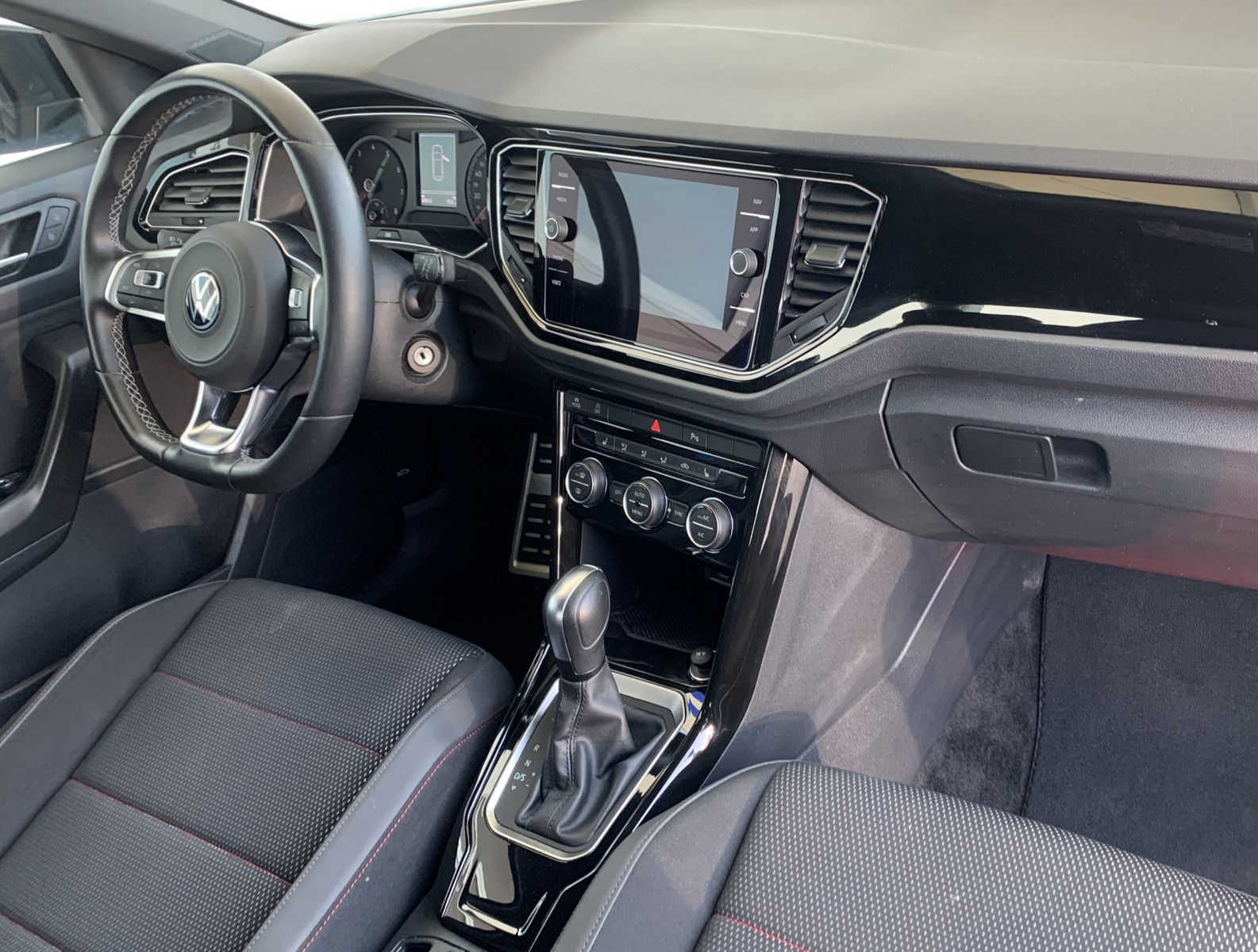 Fahrzeugabbildung Volkswagen T-Roc 1.5 TSI*Sport*LED*ACC*Spur*Navi*SHZ*
