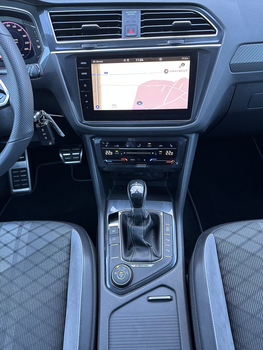 Fahrzeugabbildung Volkswagen Tiguan 4M R-Line Black NAV+IQ-LIGHT+AHK+VC+KAMER