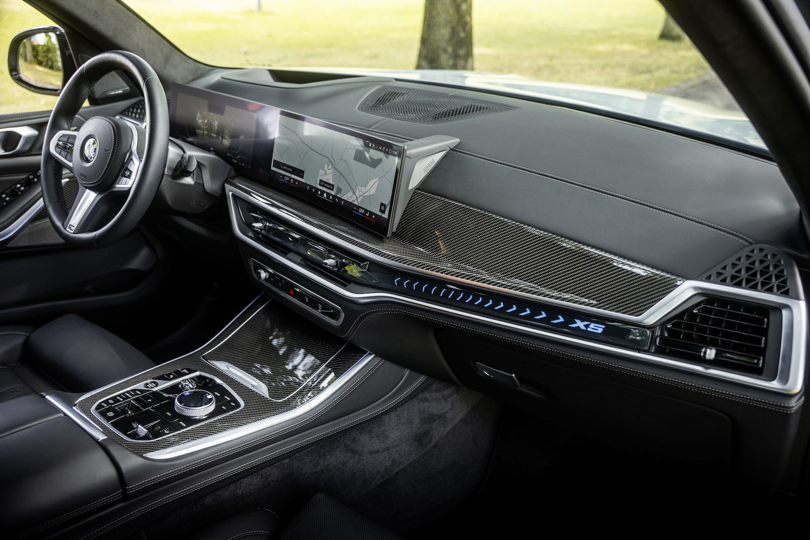 Fahrzeugabbildung BMW X5 40d xDrive M-SPORT PRO|AHK|CARBON|LUFT|ICONIC