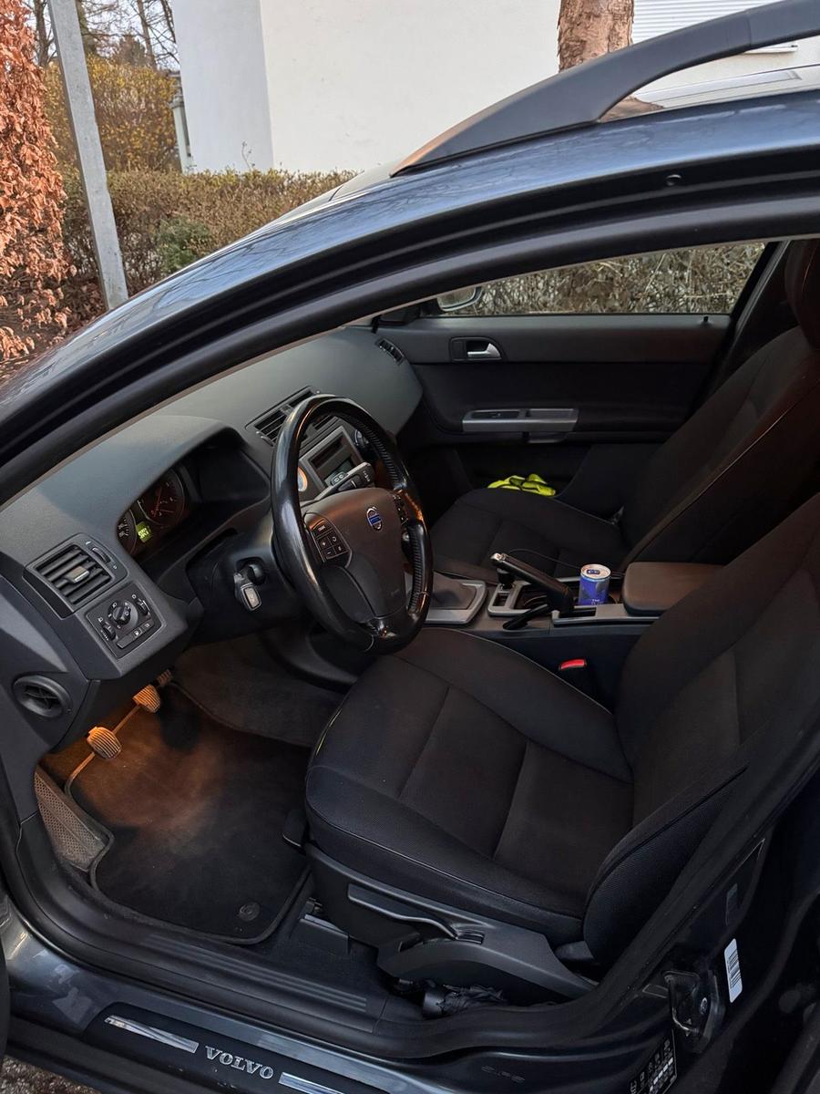 Volvo V50 2011 — engine 114 HP (84kW)