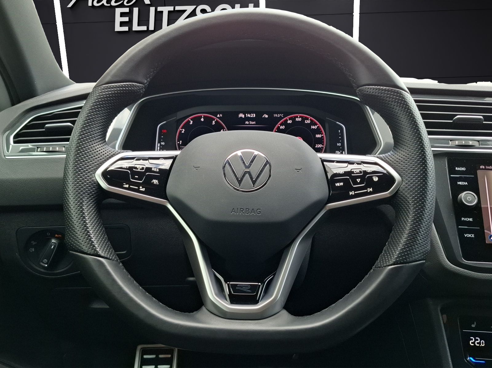 Fahrzeugabbildung Volkswagen Tiguan TSI R-Line DSG 4M Matrix AHK Navi AID ACC