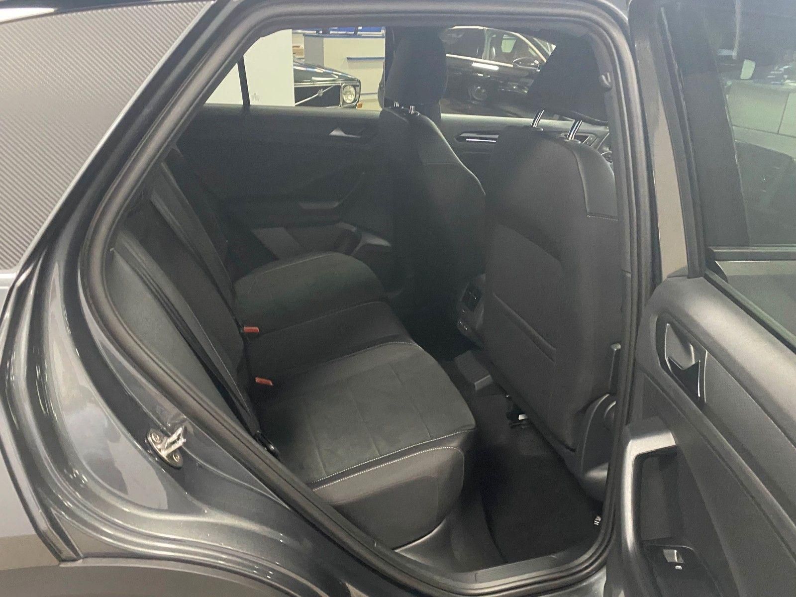 Fahrzeugabbildung Volkswagen T-Roc 1.5 TSI DSG Style+NAVI+IQ-MATRIX+Black Sty
