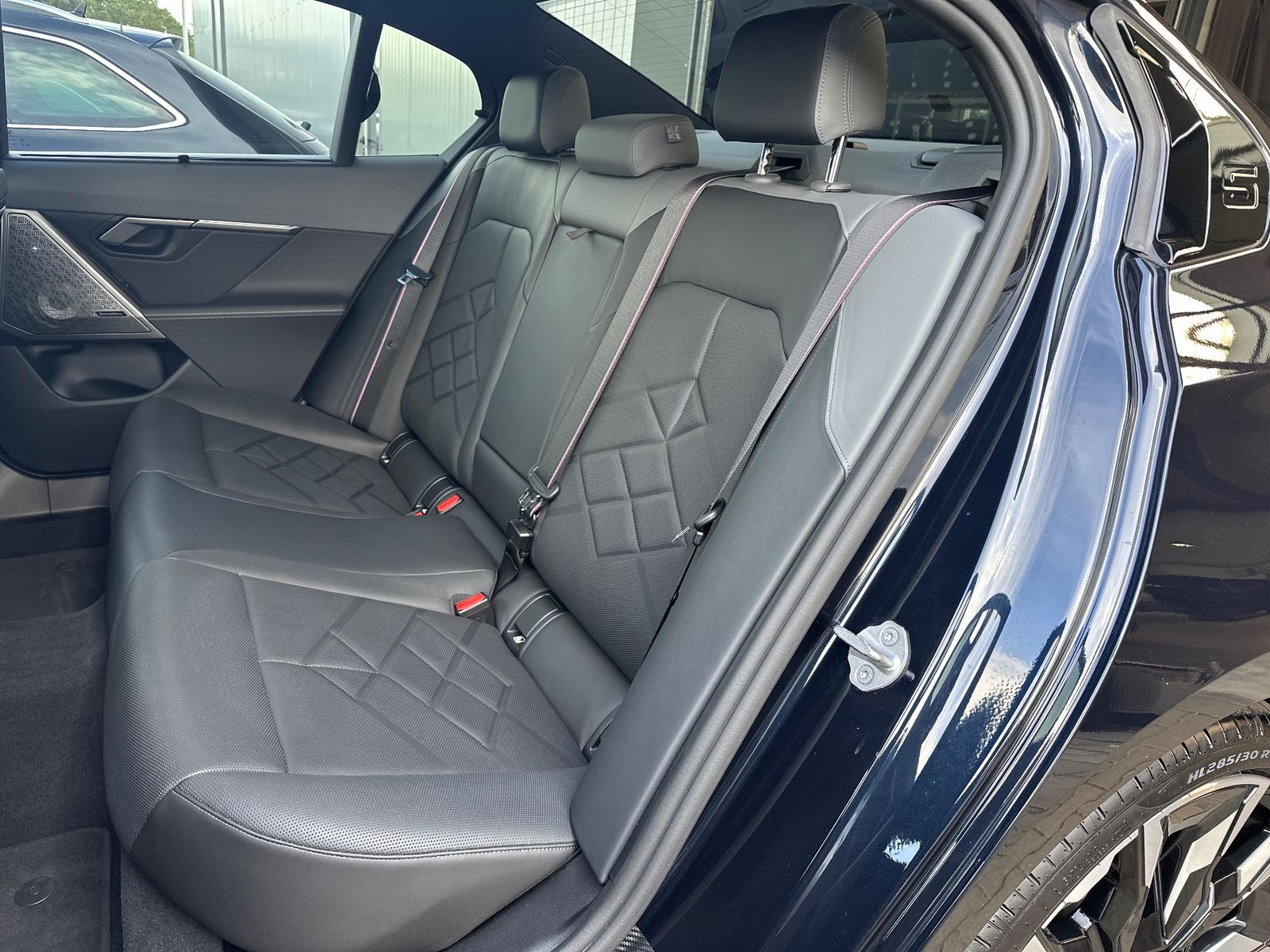 Fahrzeugabbildung BMW i5 M60 xDrive NAV+LED+PANO+AHK+21ZO+360°+DAP+B&W