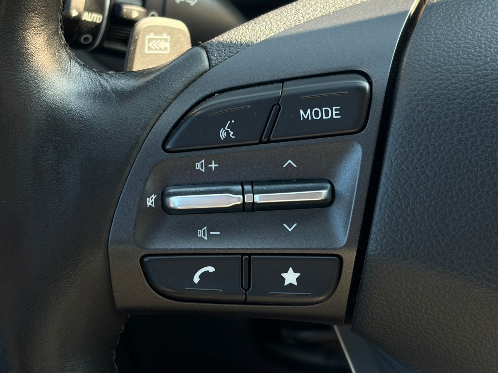 Fahrzeugabbildung Hyundai KONA E Select ACC PDC LFA LKA SHZ LHZ CarPlay