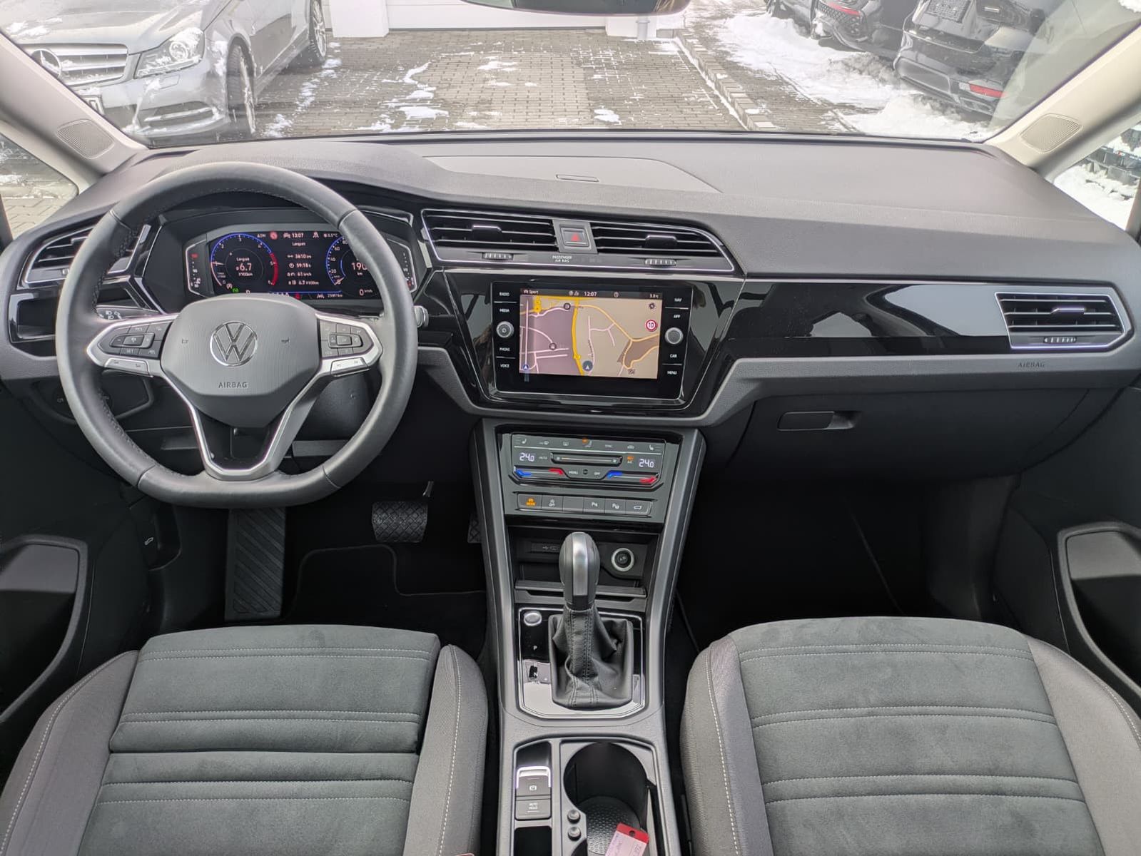 Fahrzeugabbildung Volkswagen Touran 2.0 DSG R-Line High. Pano 7-Si IQ.Dri AHK