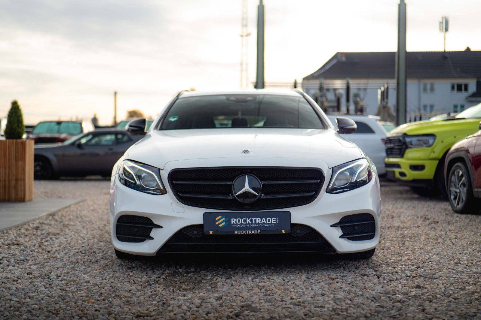 Fahrzeugabbildung Mercedes-Benz E 220d AMG Night-Paket | ACC | LED | Widescreen
