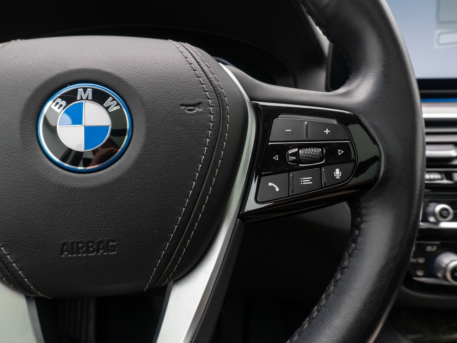 Fahrzeugabbildung BMW 530e xD LuxuryLine Panorama Laser Kamera HUD H/K