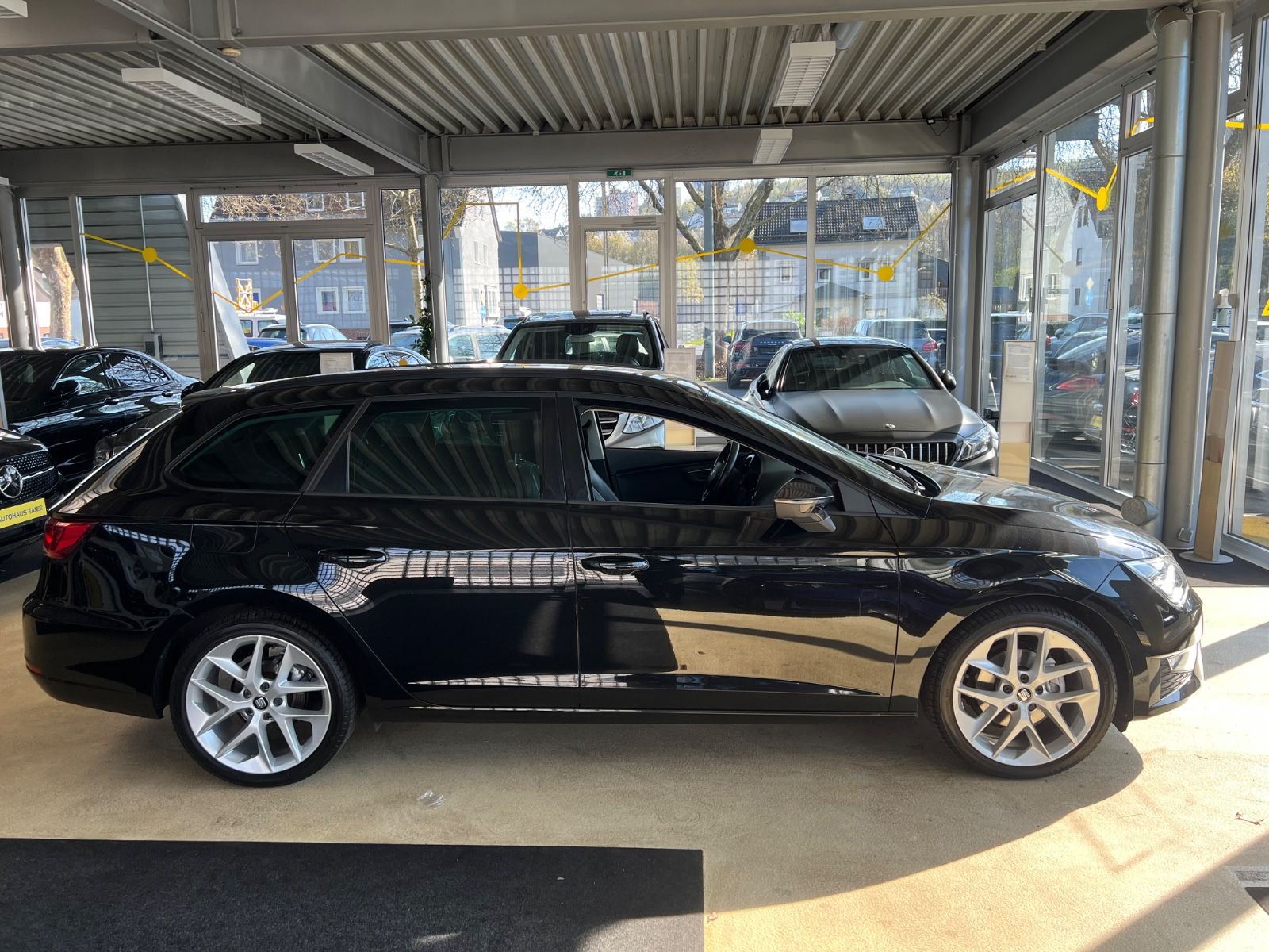 Fahrzeugabbildung SEAT Leon ST FR *LED*NAVI*BLUETOOTH*SITZHEIZUNG*