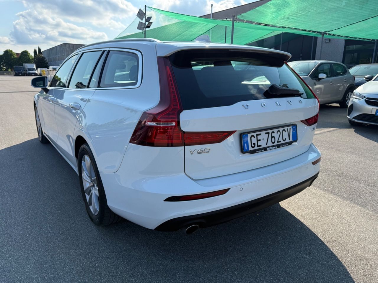 Volvo V60 B4 2.0 197 CV Geartronic Momentum Busi imagem 3