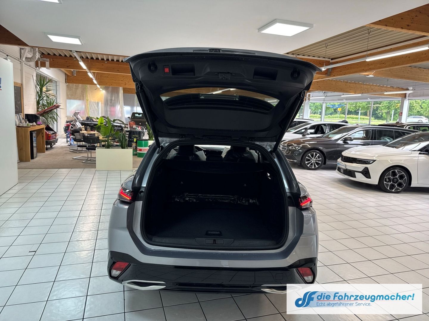 Fahrzeugabbildung Peugeot 308 SW GT Navi Digitales Cockpit Memory Sitze 36