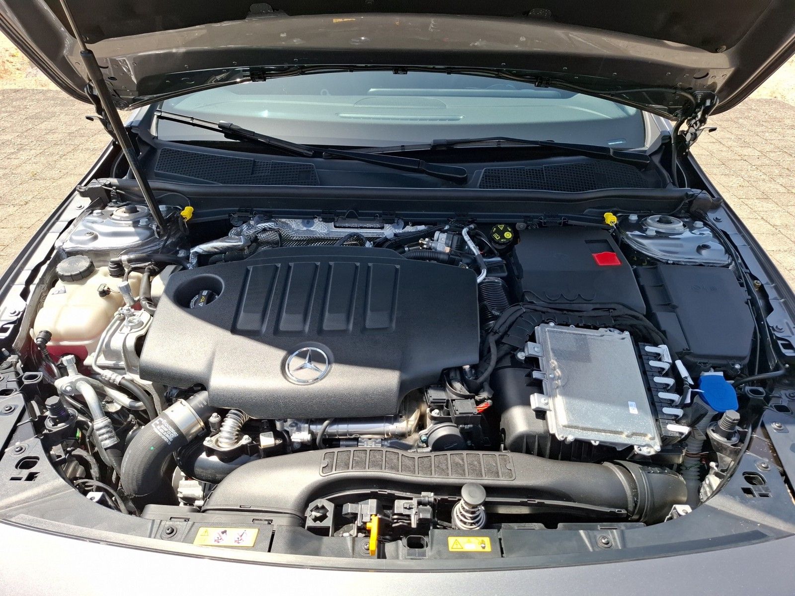 MERCEDES-BENZ CLA 200 d Shooting Brake AUTOMATIK / AHK / LED-H - Image 17