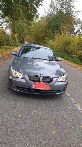 BMW *BMW 523i mit ganze Jahre Reifen.