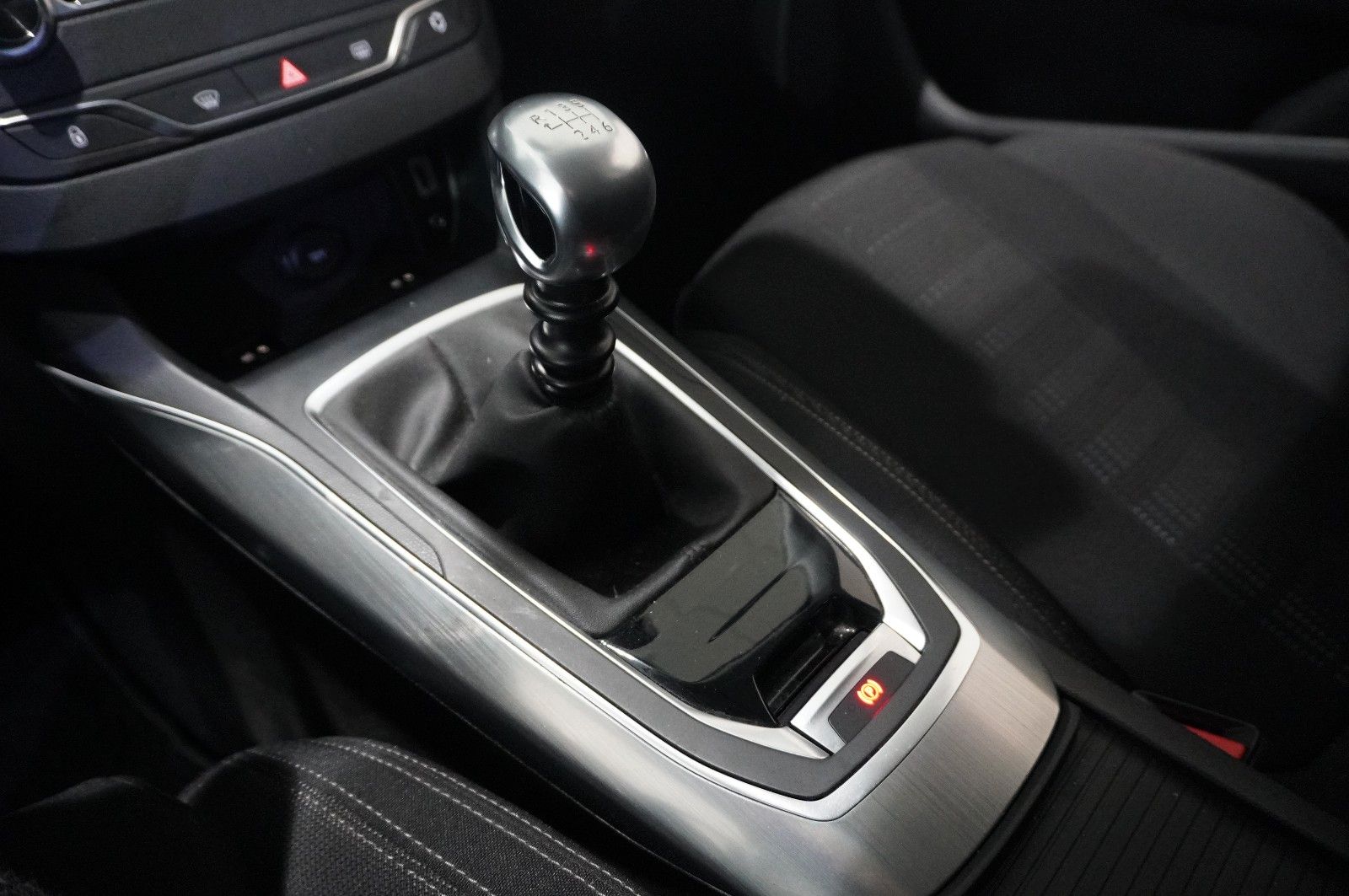 Fahrzeugabbildung Peugeot 308 SW 1.2T ALLURE NAVI/LED/KAMERA/SHZ/SPORT/AHK