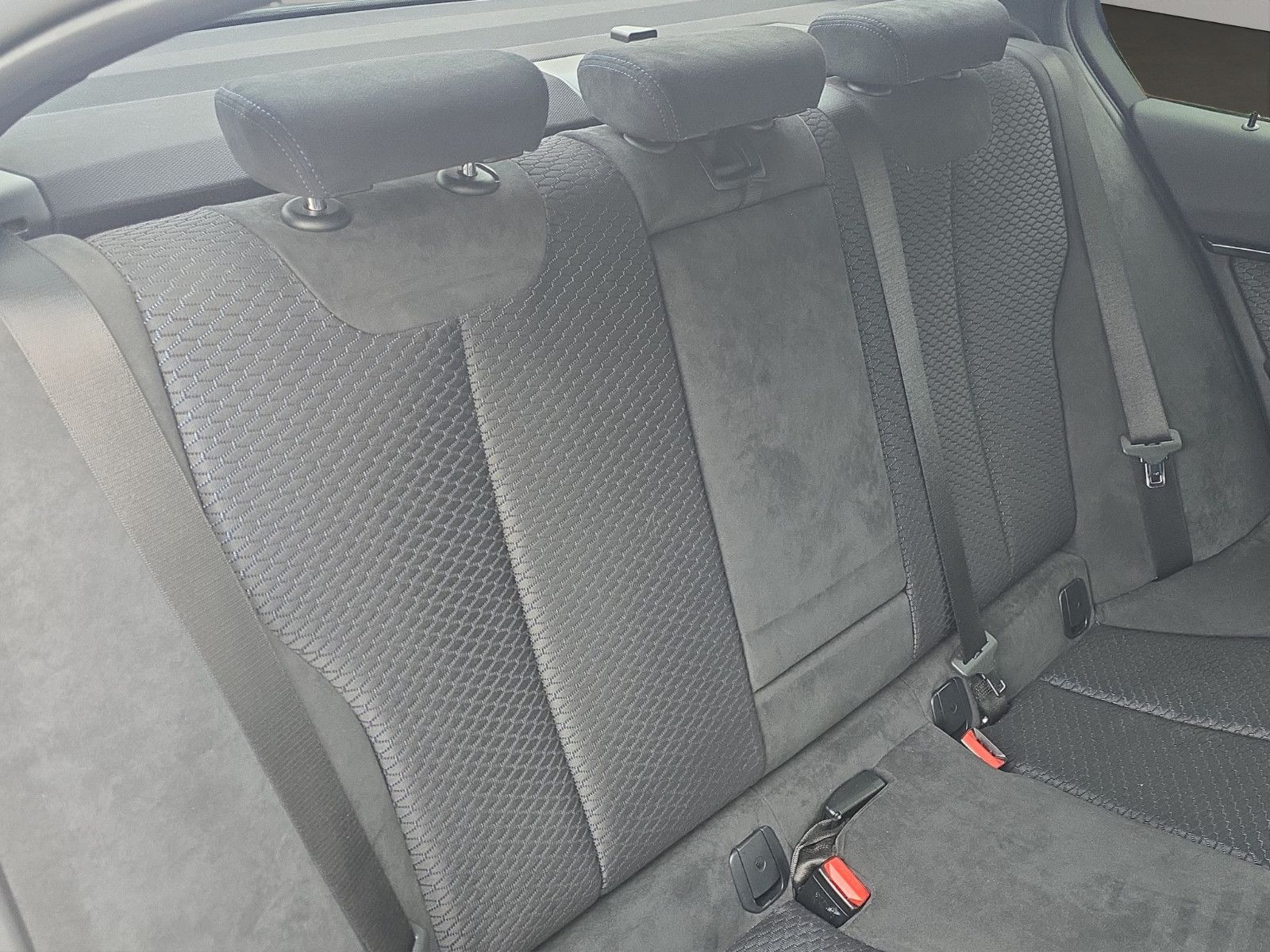 Fahrzeugabbildung BMW 330 e iPerformance M-Sportpaket +LED+ALCANTARA