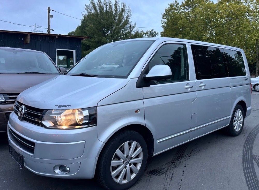 Volkswagen T5 Multivan 2010, 2.0D dīzelis, Manuāls, Furgons, Sudrabs — Latvijā