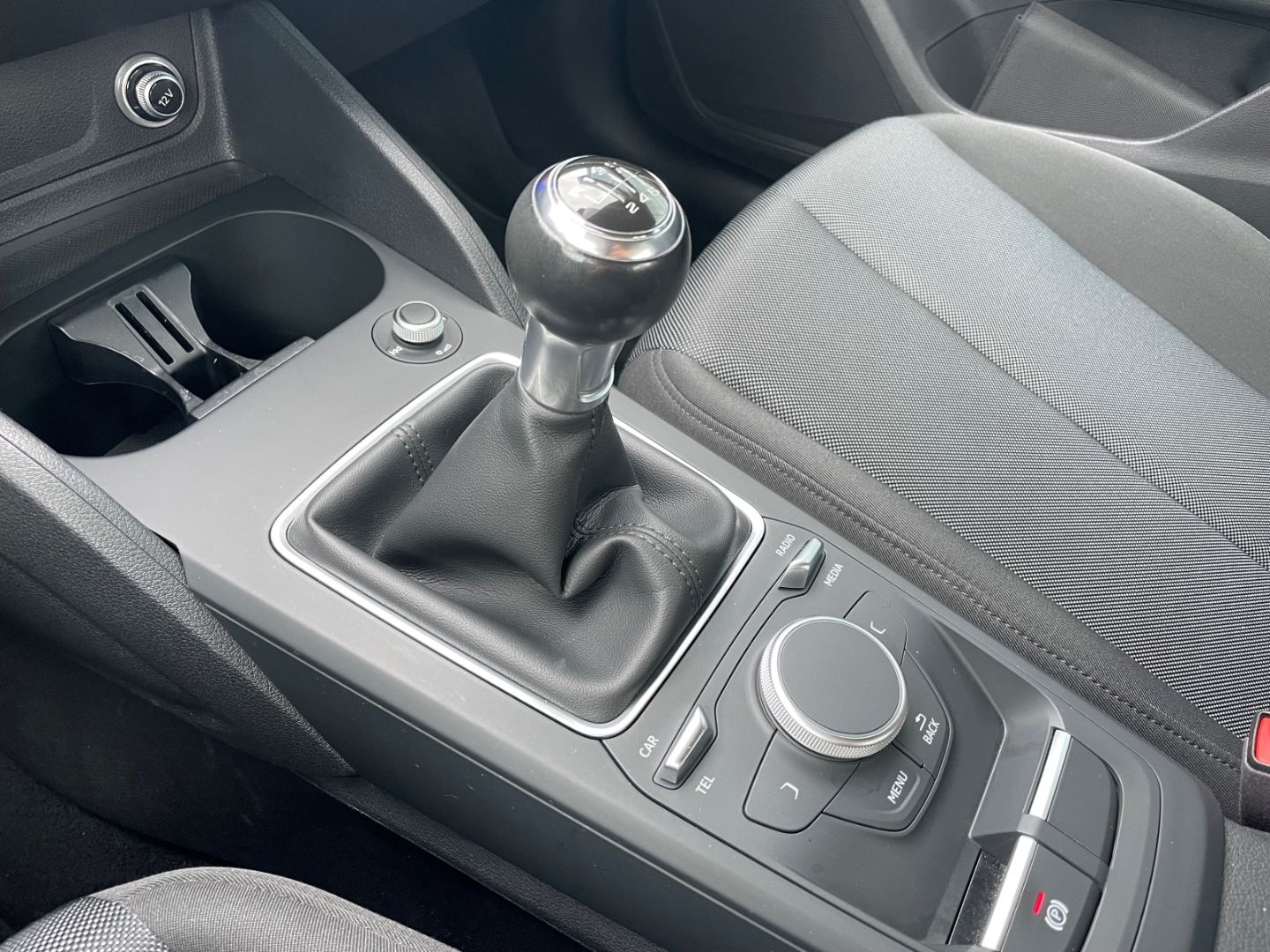 Fahrzeugabbildung Audi Q2 basis ultra Klima Müdigkeitswarner SHZ PDC