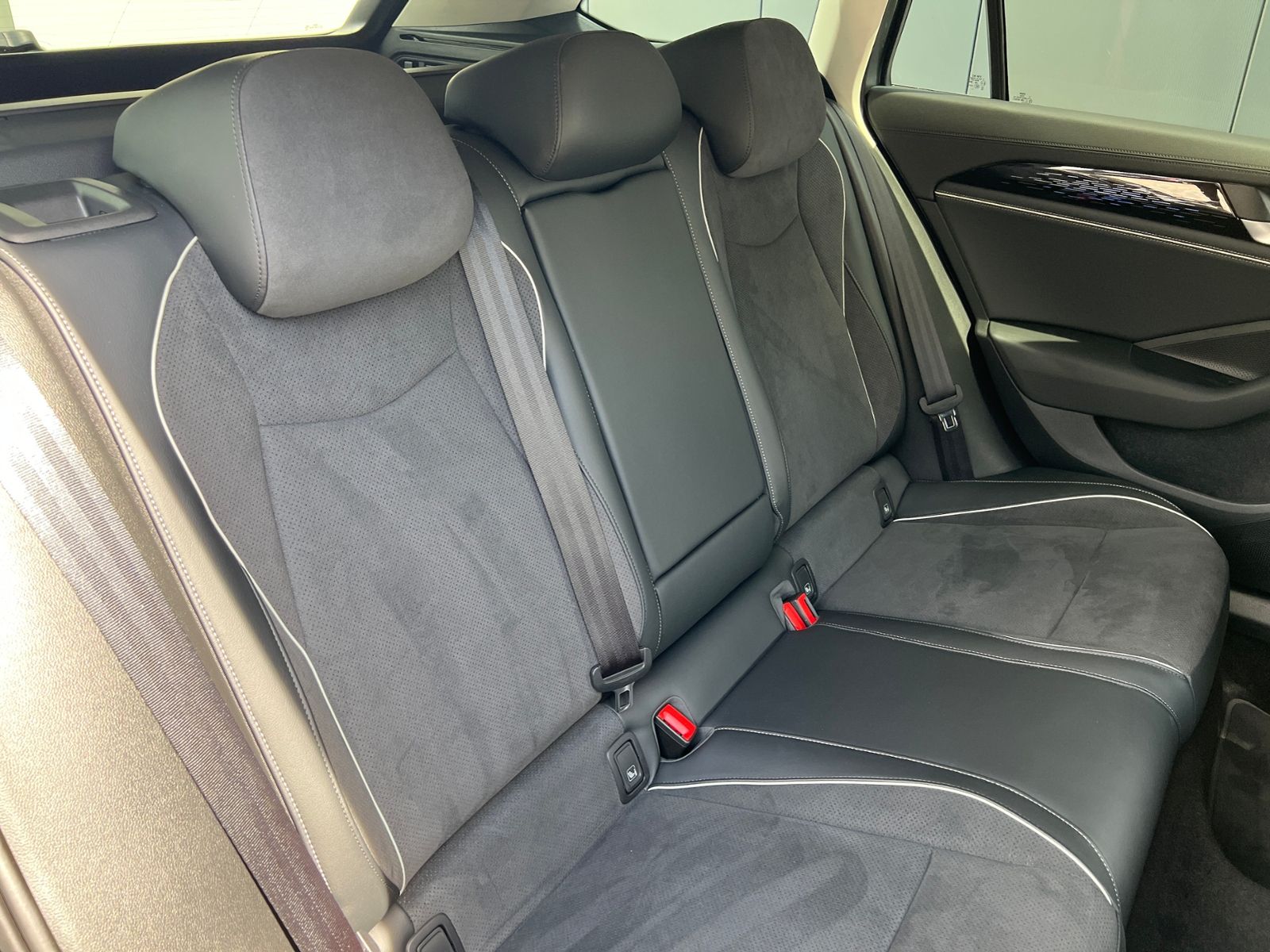 Fahrzeugabbildung Volkswagen Passat Business 2.0 TDI DSG *AHK, LED, Area View