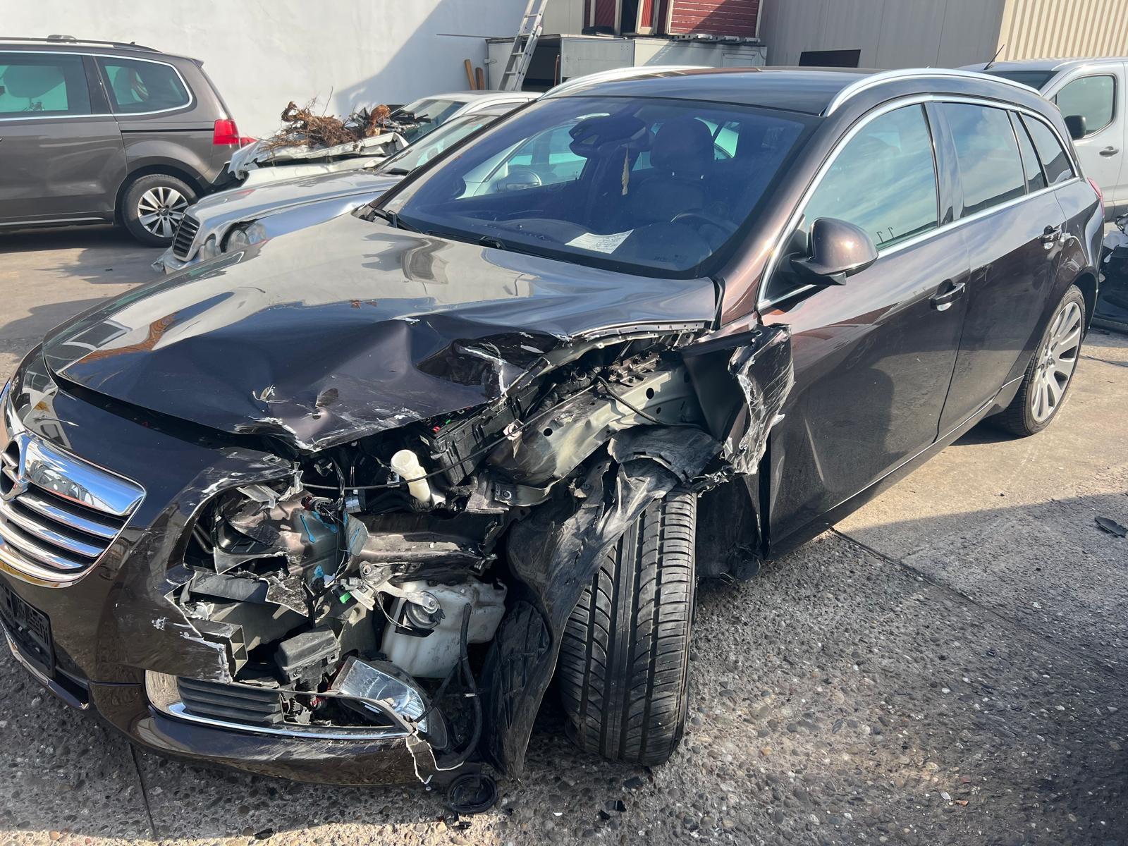 Opel Insignia 2010 — салон