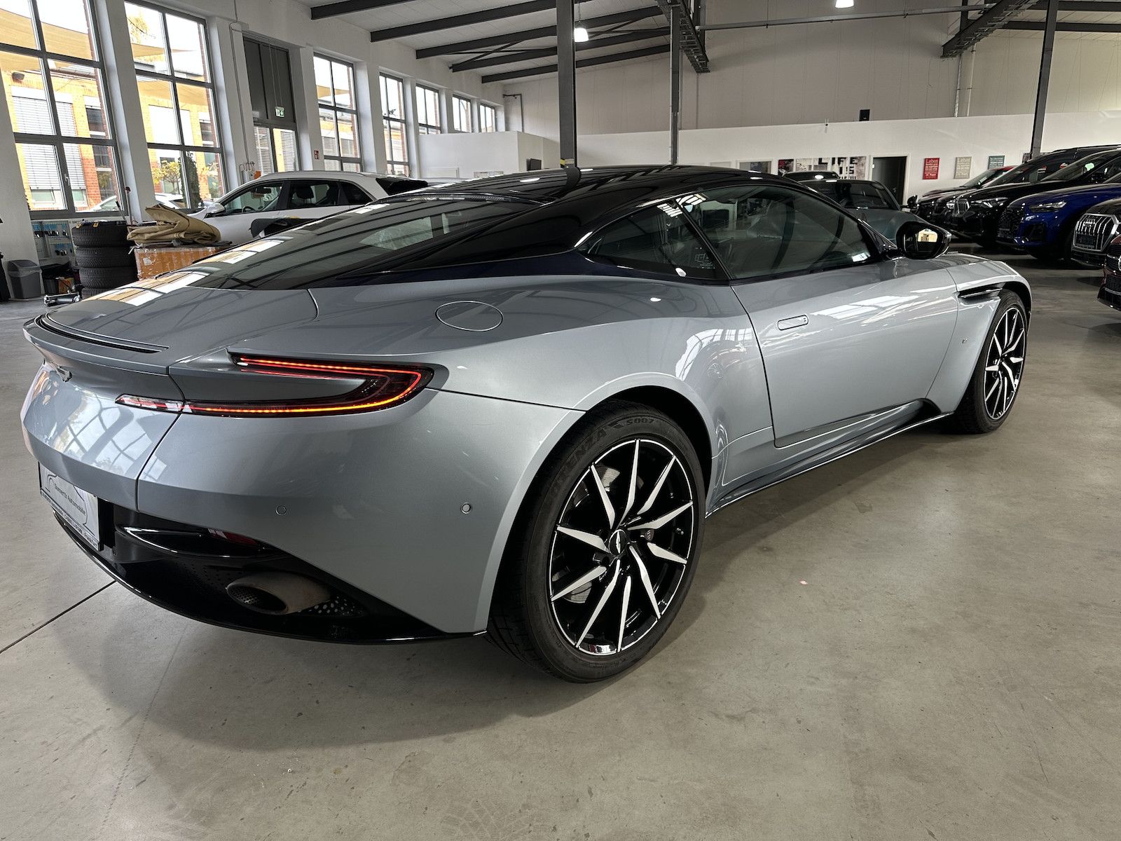 Fahrzeugabbildung Aston Martin DB11 V 12 AML Special Colour/Black-Tech-Pack/